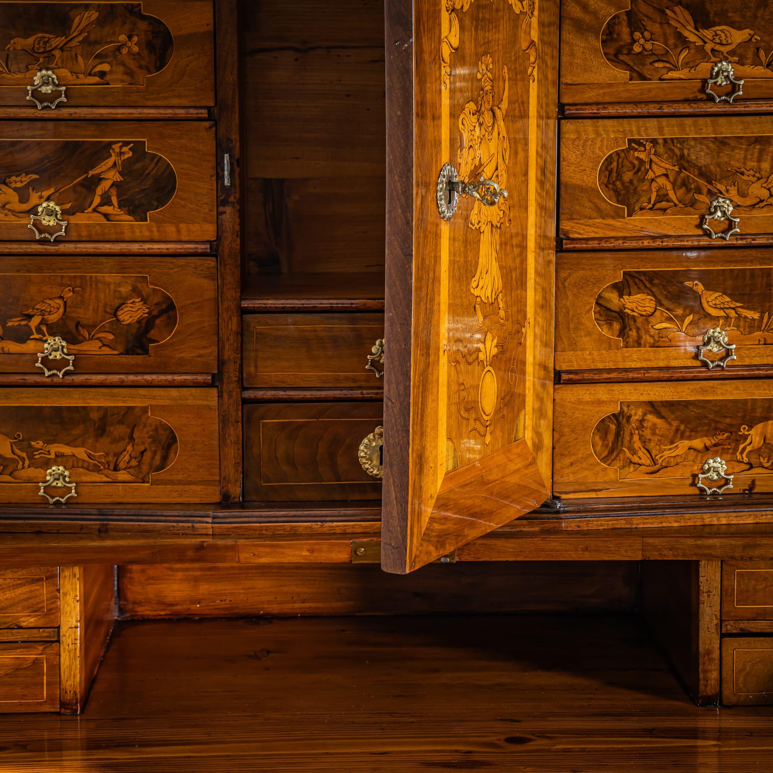 Baroque Secretary à Trois Corps in Walnut, Mid-18th Century In Good Condition For Sale In Greding, DE