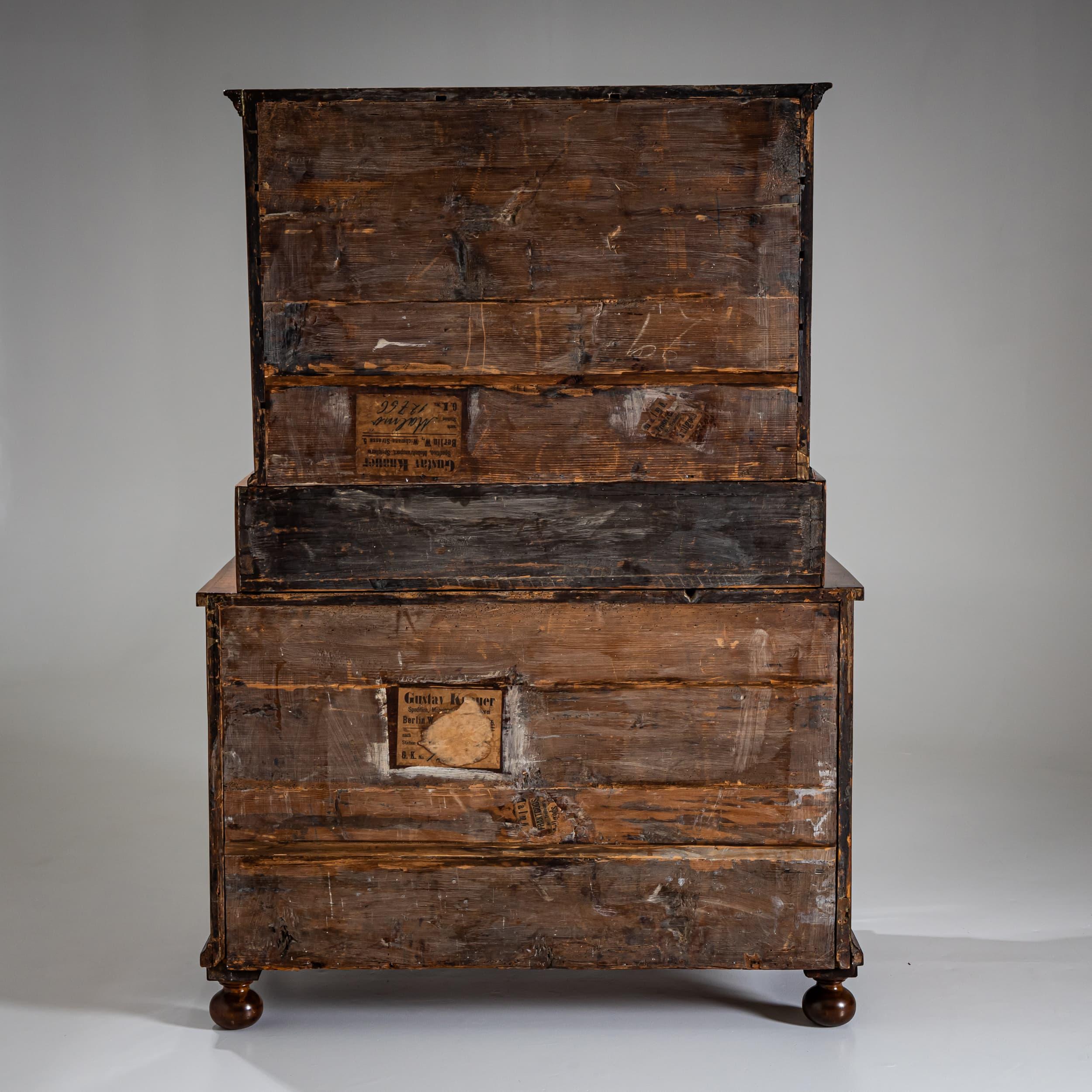 Baroque Secretary à Trois Corps in Walnut, Mid-18th Century For Sale 4