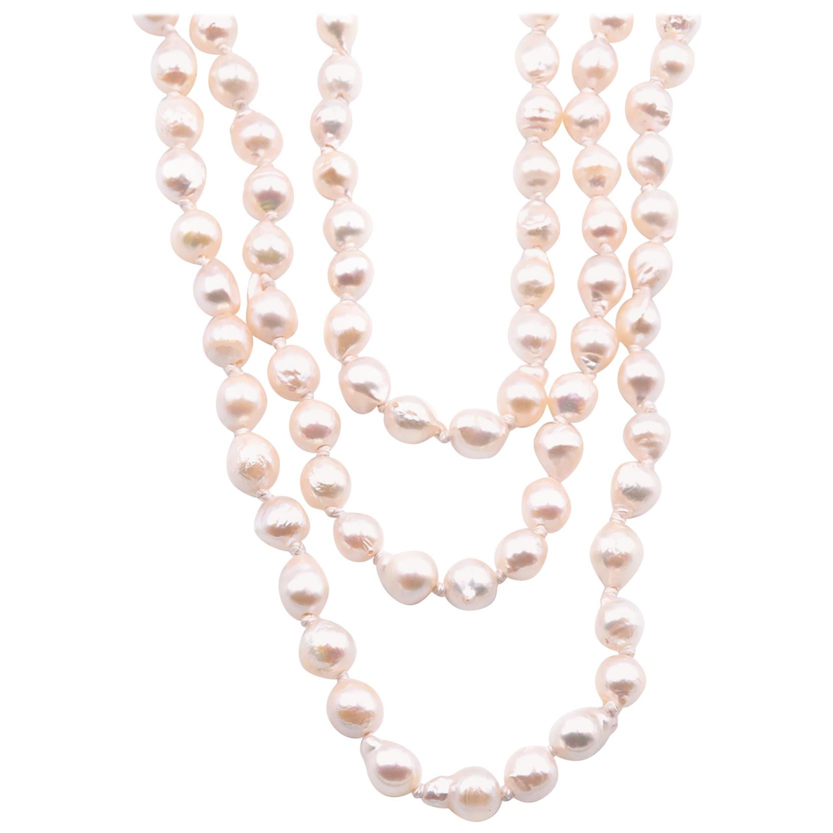 Collier à trois rangs de perles naturelles baroques avec fermoir en or jaune 14 carats