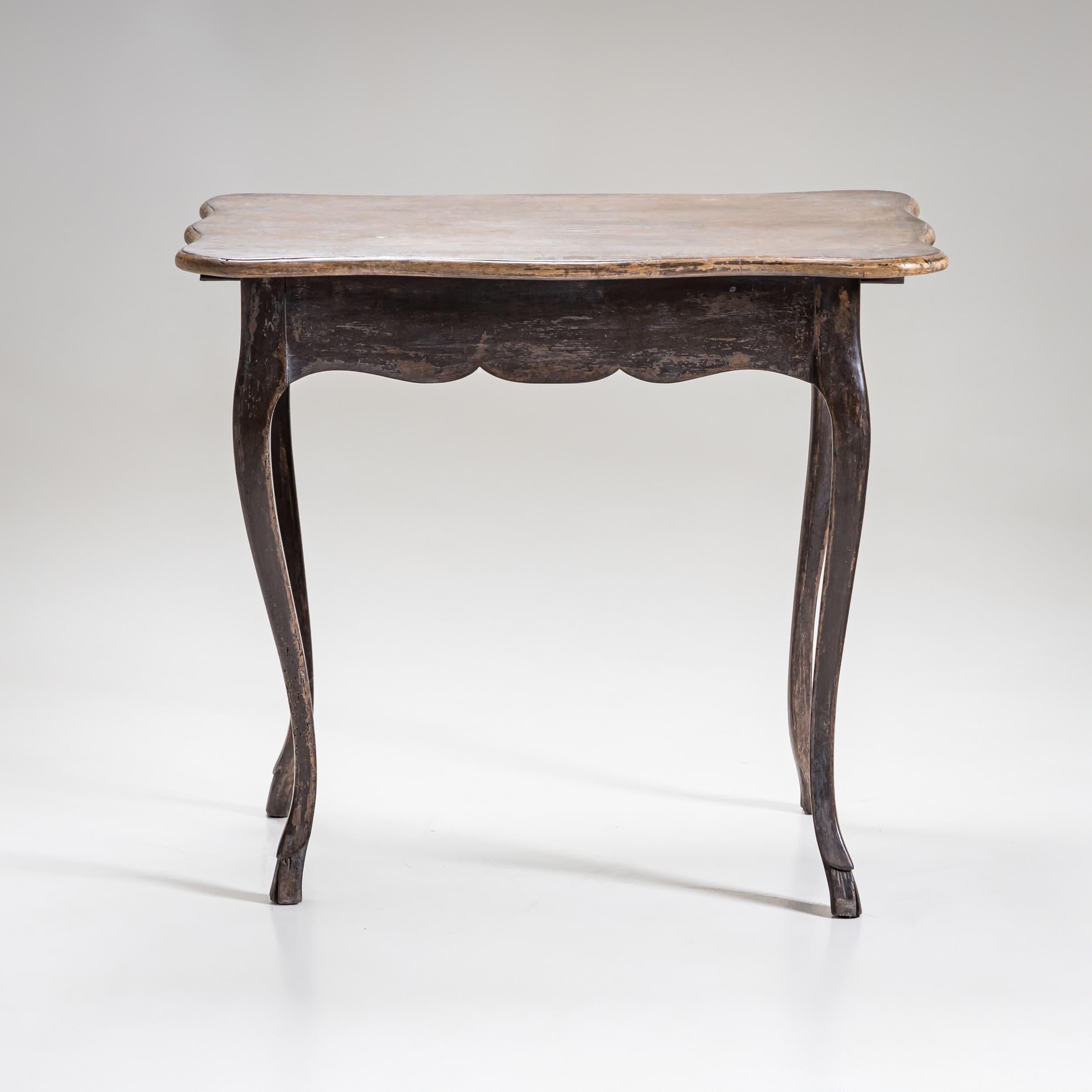 Small, elegant 18th-century side table featuring tall, gracefully curved S-shaped legs and a scalloped apron and tabletop. The newly applied dark gray and light brown finish has been expertly antiqued, preserving the table’s historic character while