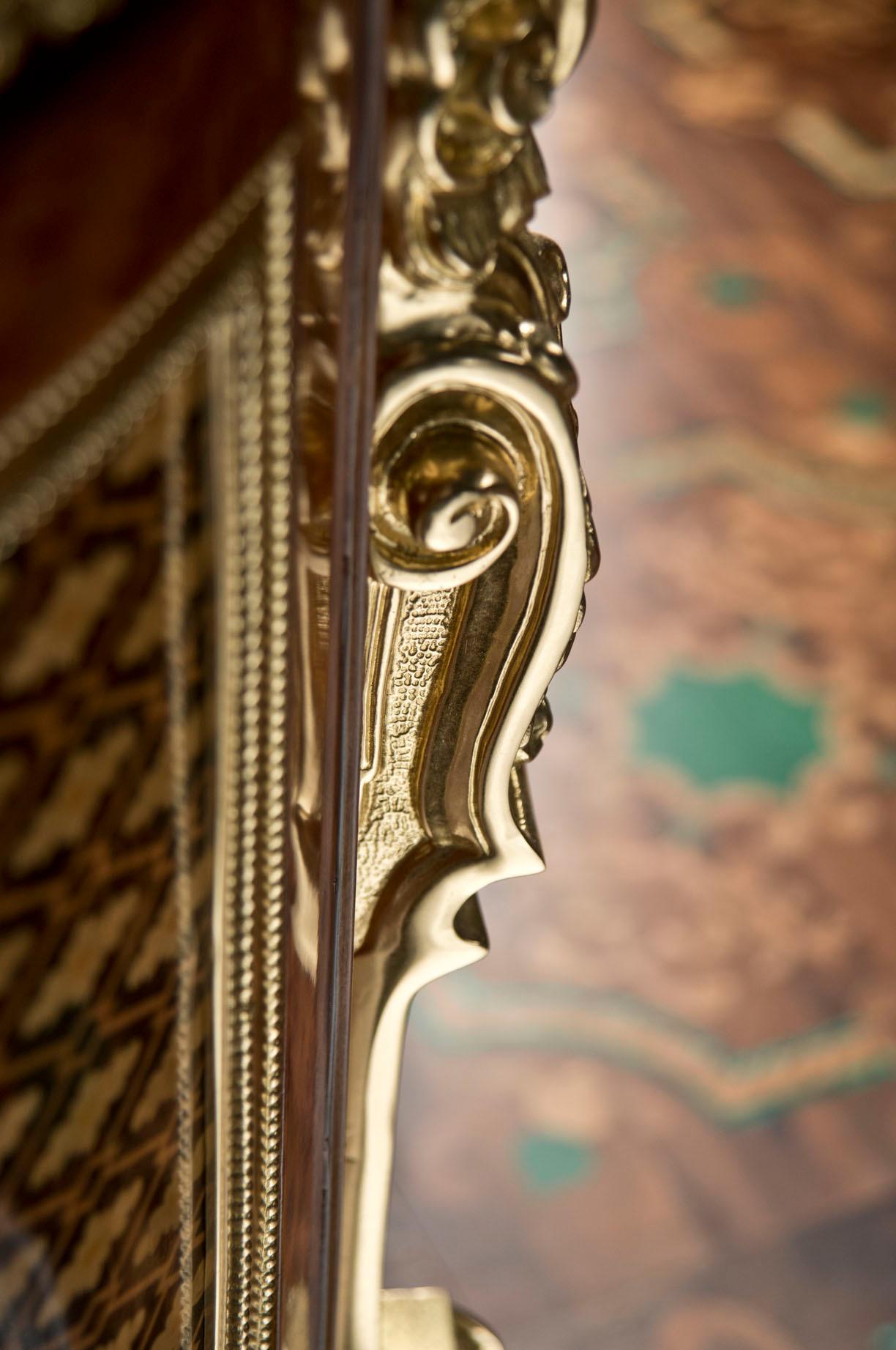 Barocke Barock-Beistellvitrine mit Furnier und Blattgolddetails von Modenese Luxury im Angebot 3