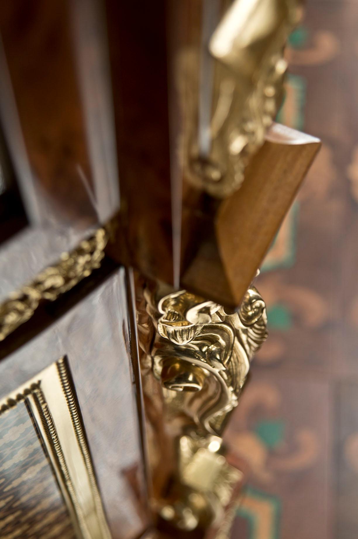 Barocke Beistellvitrine aus dem Barock mit Furnier und Blattgolddetails von Modenese Luxury im Angebot 4