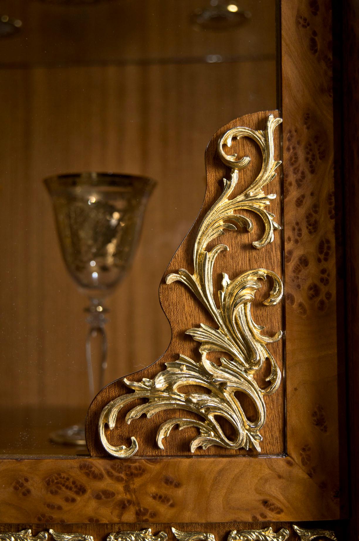 Barocke Barock-Beistellvitrine mit Furnier und Blattgolddetails von Modenese Luxury im Angebot 5