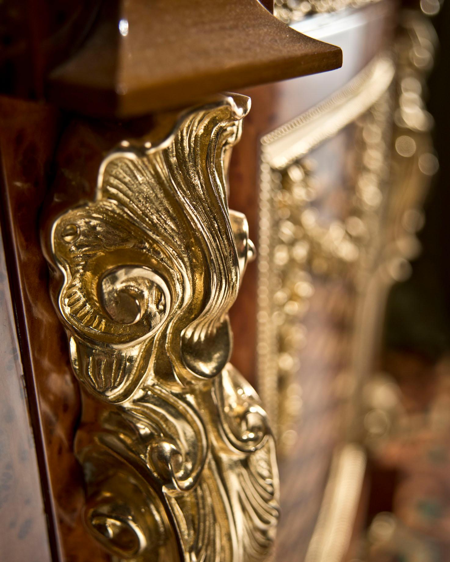 Barocke Barock-Beistellvitrine mit Furnier und Blattgolddetails von Modenese Luxury (21. Jahrhundert und zeitgenössisch) im Angebot