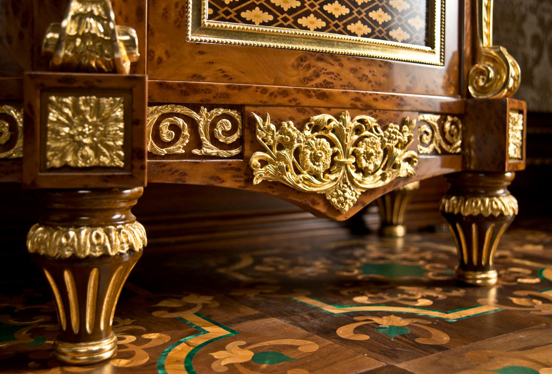 Barocke Barock-Beistellvitrine mit Furnier und Blattgolddetails von Modenese Luxury im Angebot 2