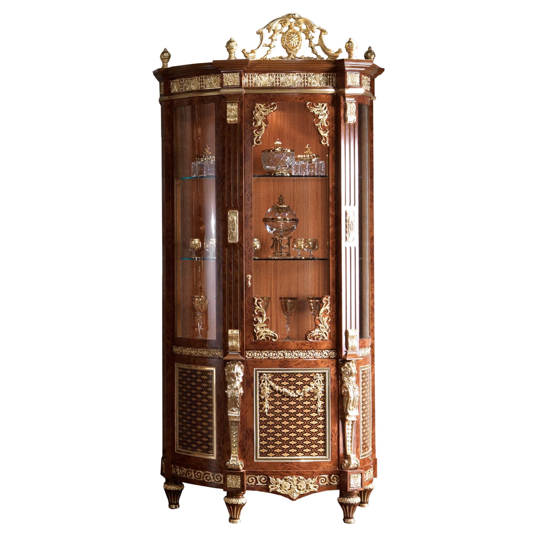 Barocke Beistellvitrine aus dem Barock mit Furnier und Blattgolddetails von Modenese Luxury