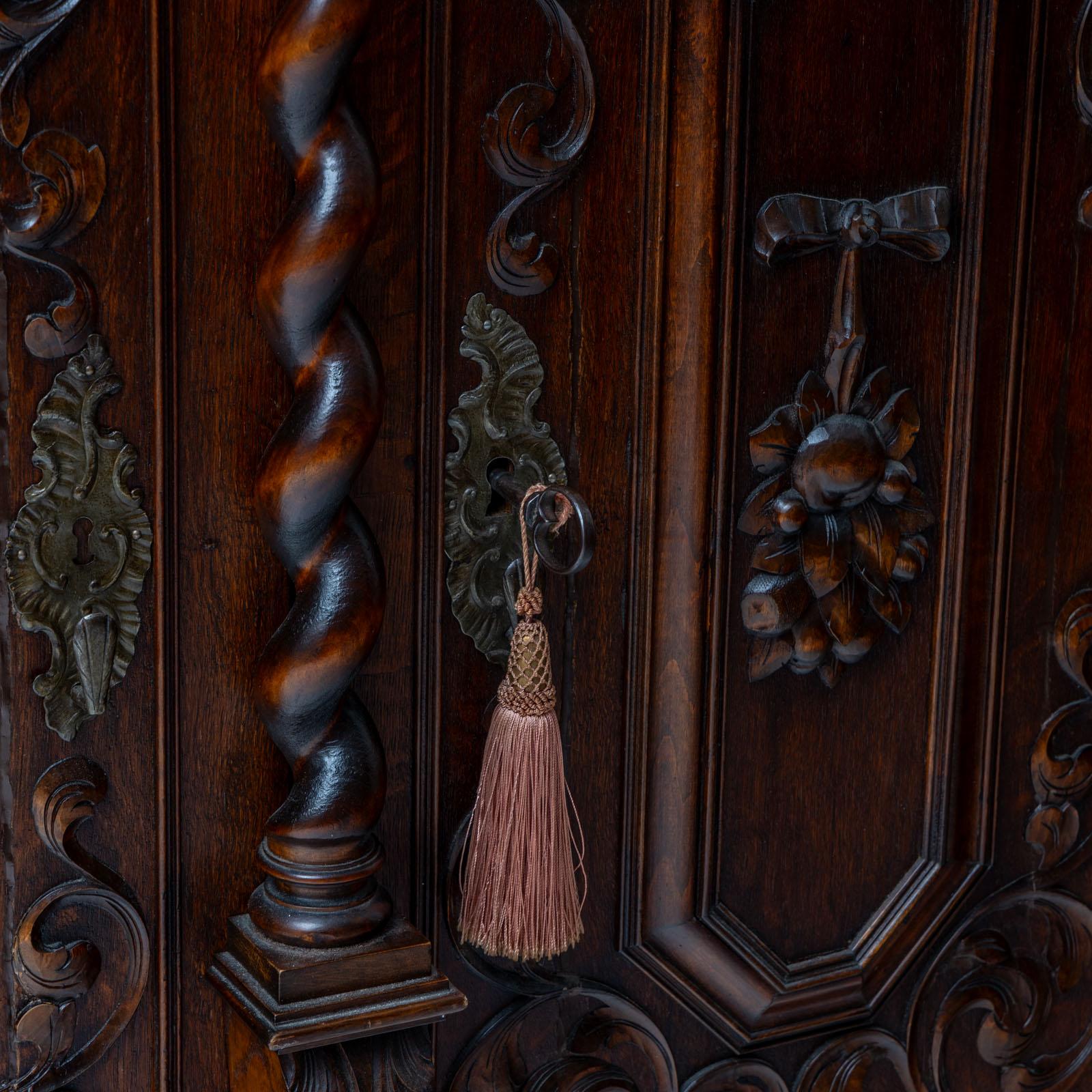 Barock-Sideboard, frühes 18. Jahrhundert (Geschnitzt) im Angebot