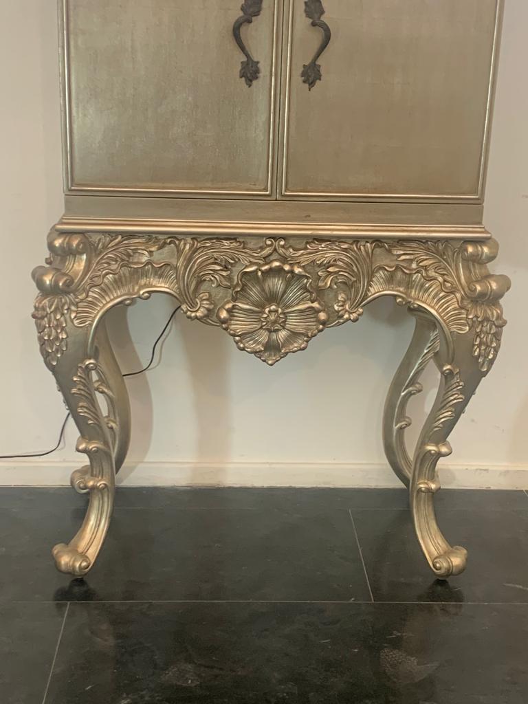 Francese Mobile bar eclettico con base in argento barocco, anni '80 in vendita
