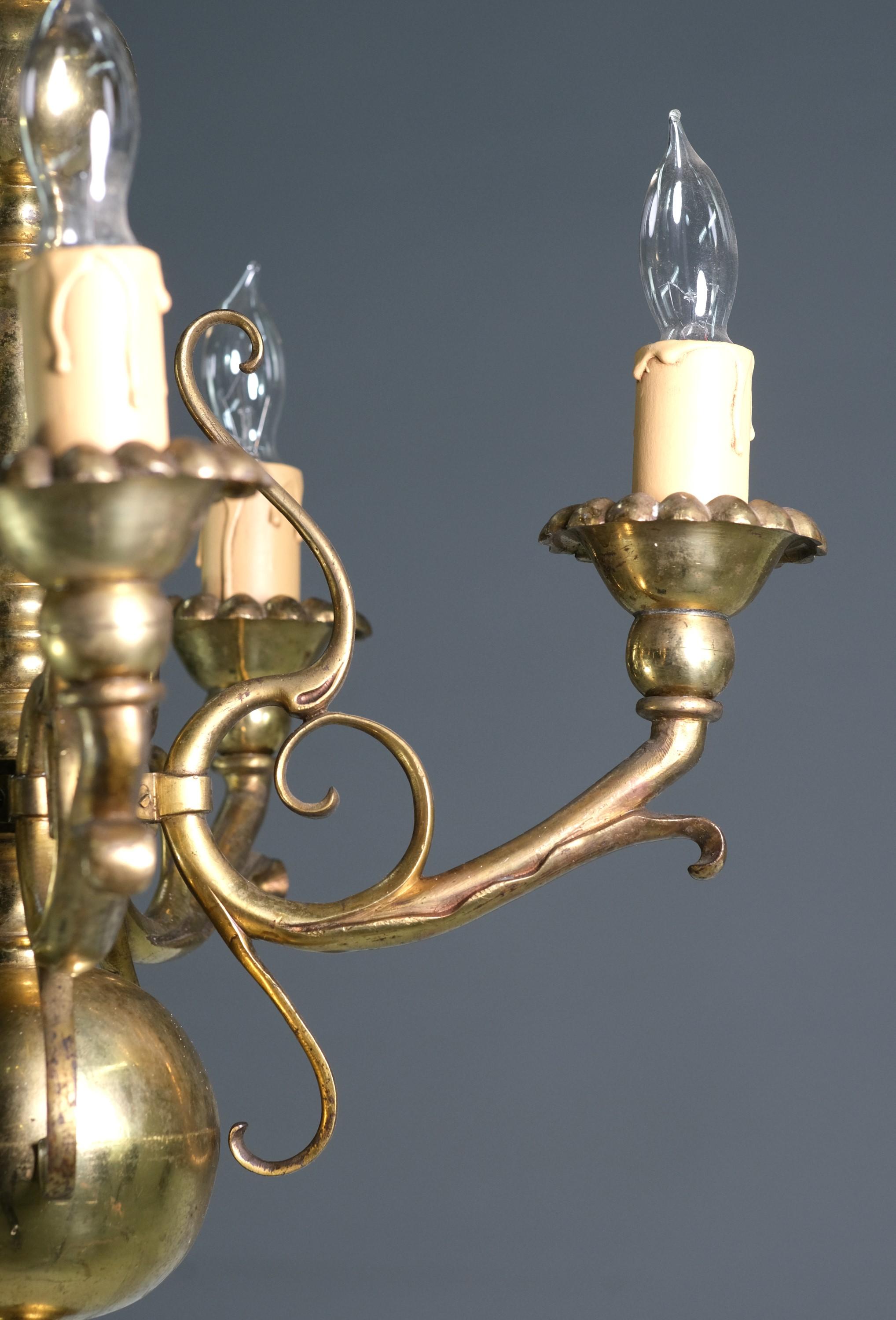 Baroque Lustre baroque en laiton massif à 5 lumières Design floral et tourbillonnant en vente