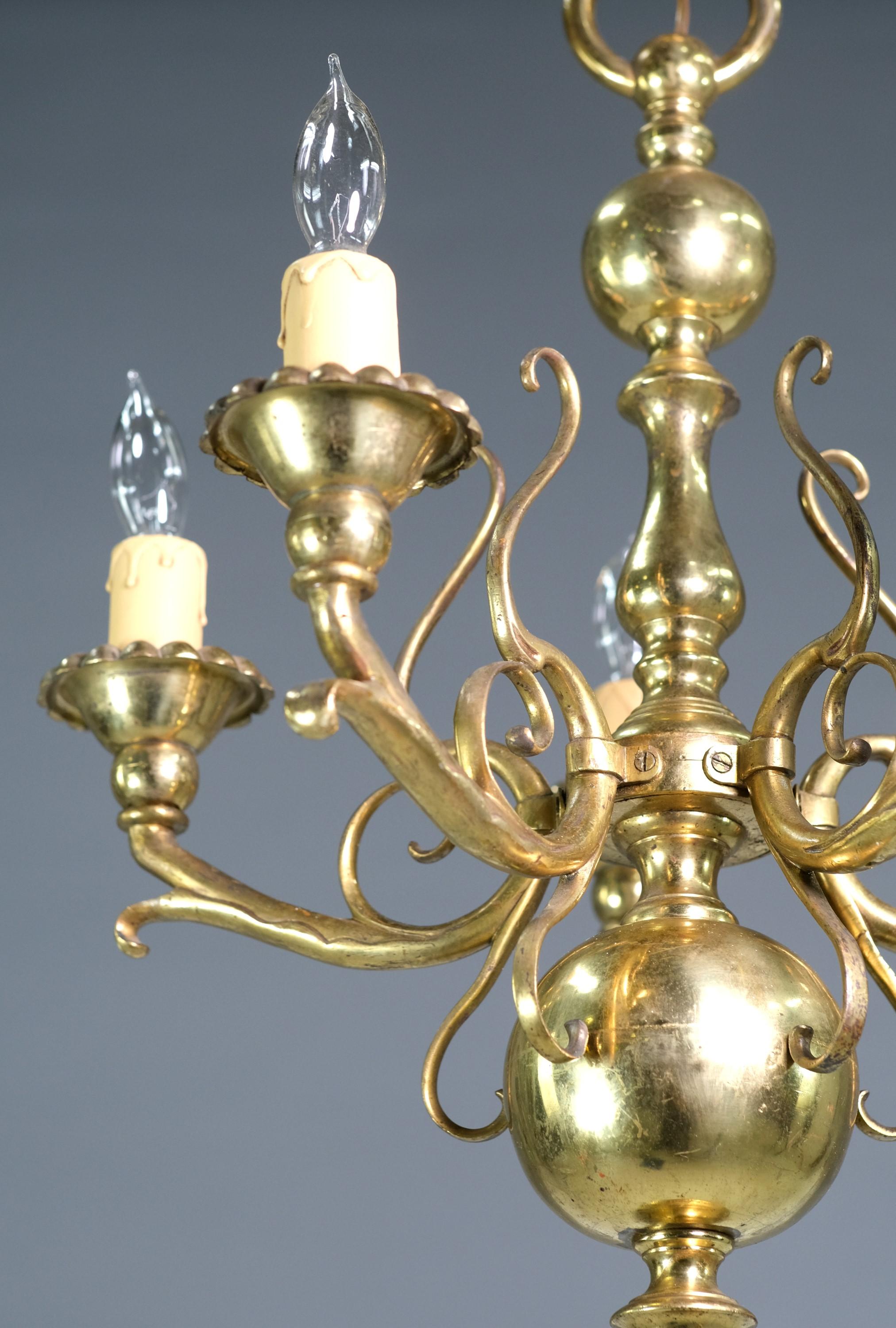 20ième siècle Lustre baroque en laiton massif à 5 lumières Design floral et tourbillonnant en vente