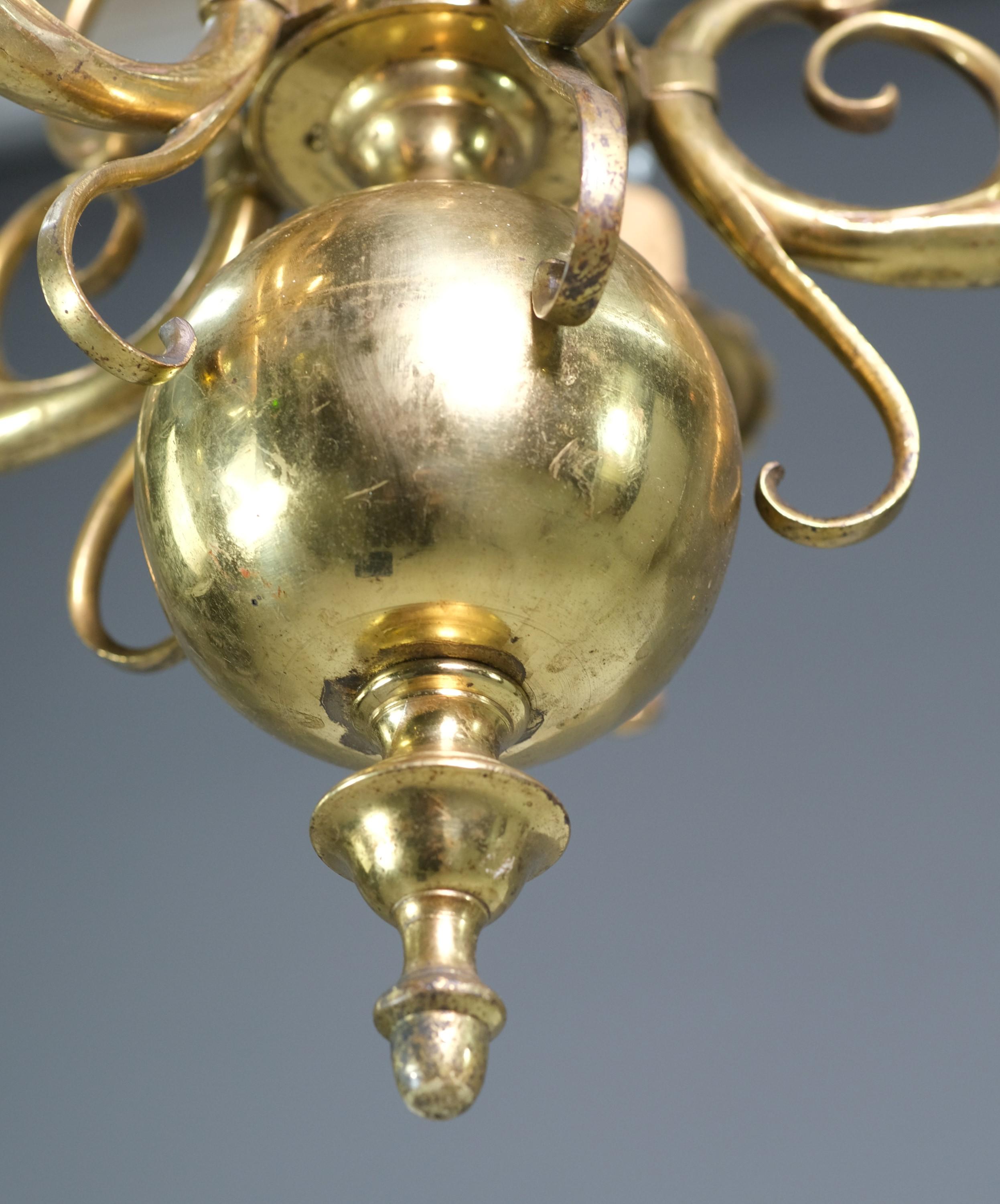 Laiton Lustre baroque en laiton massif à 5 lumières Design floral et tourbillonnant en vente