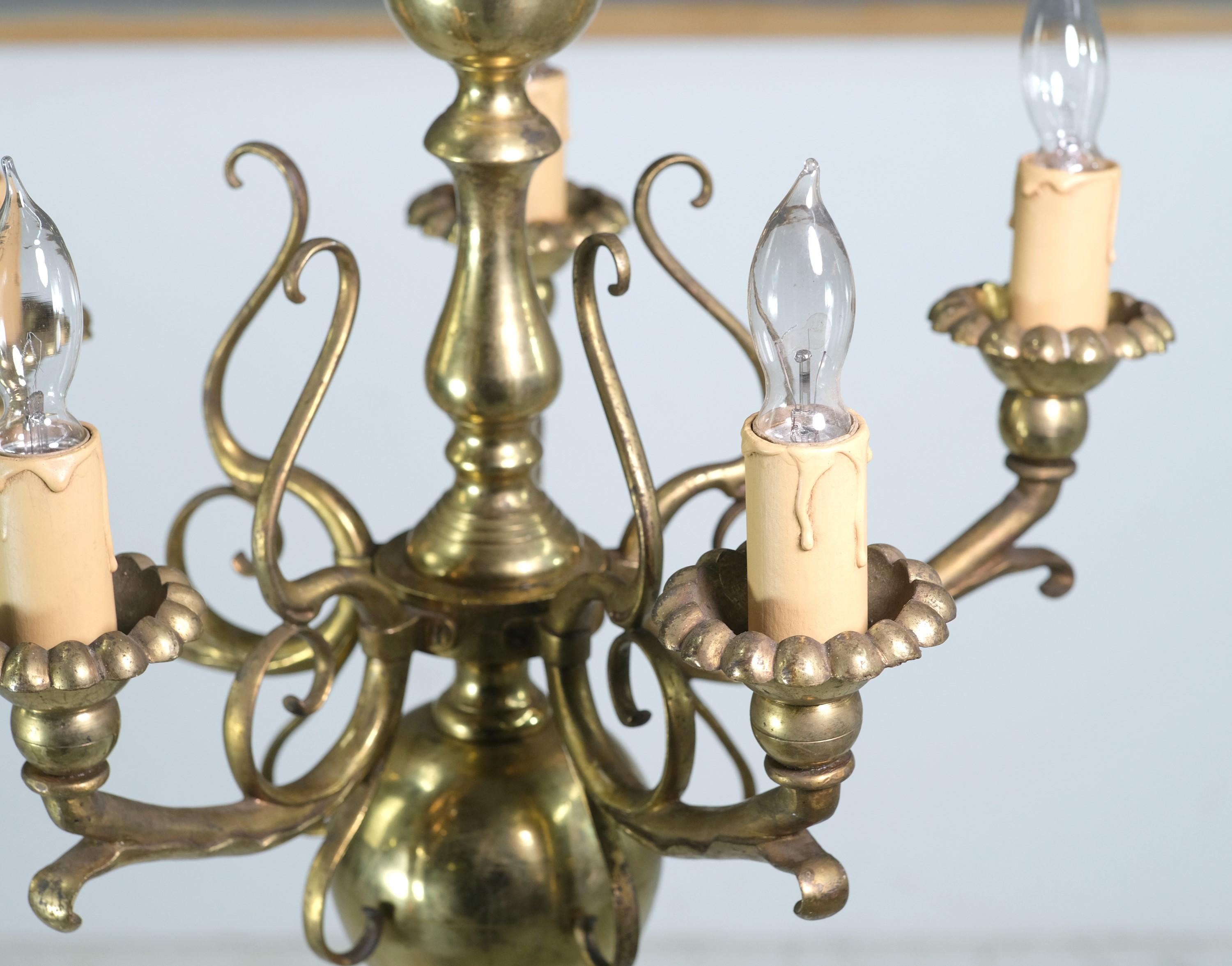 Lustre baroque en laiton massif à 5 lumières Design floral et tourbillonnant en vente 2