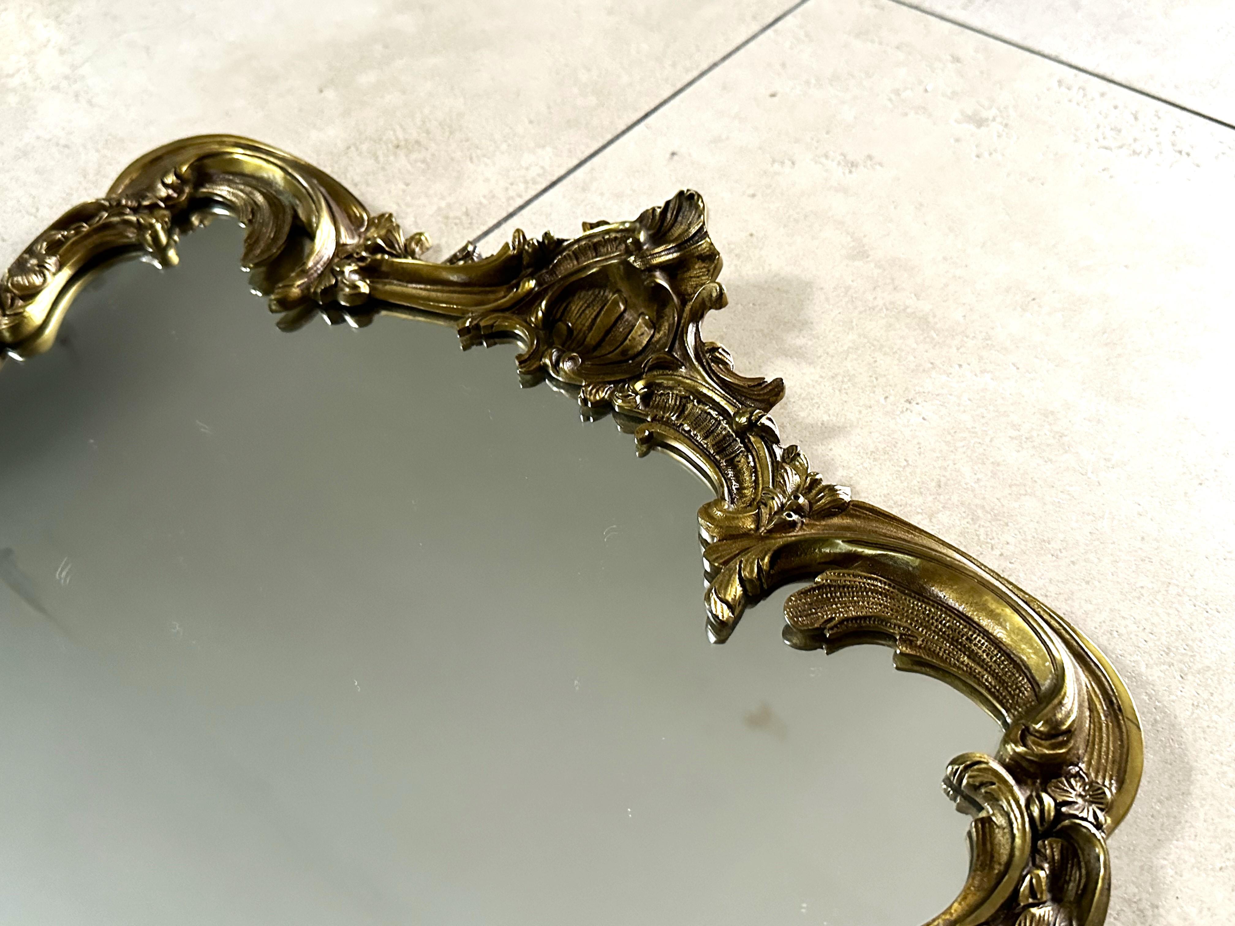 Espejo barroco de latón macizo estilo Luis XV, Francia en venta 6