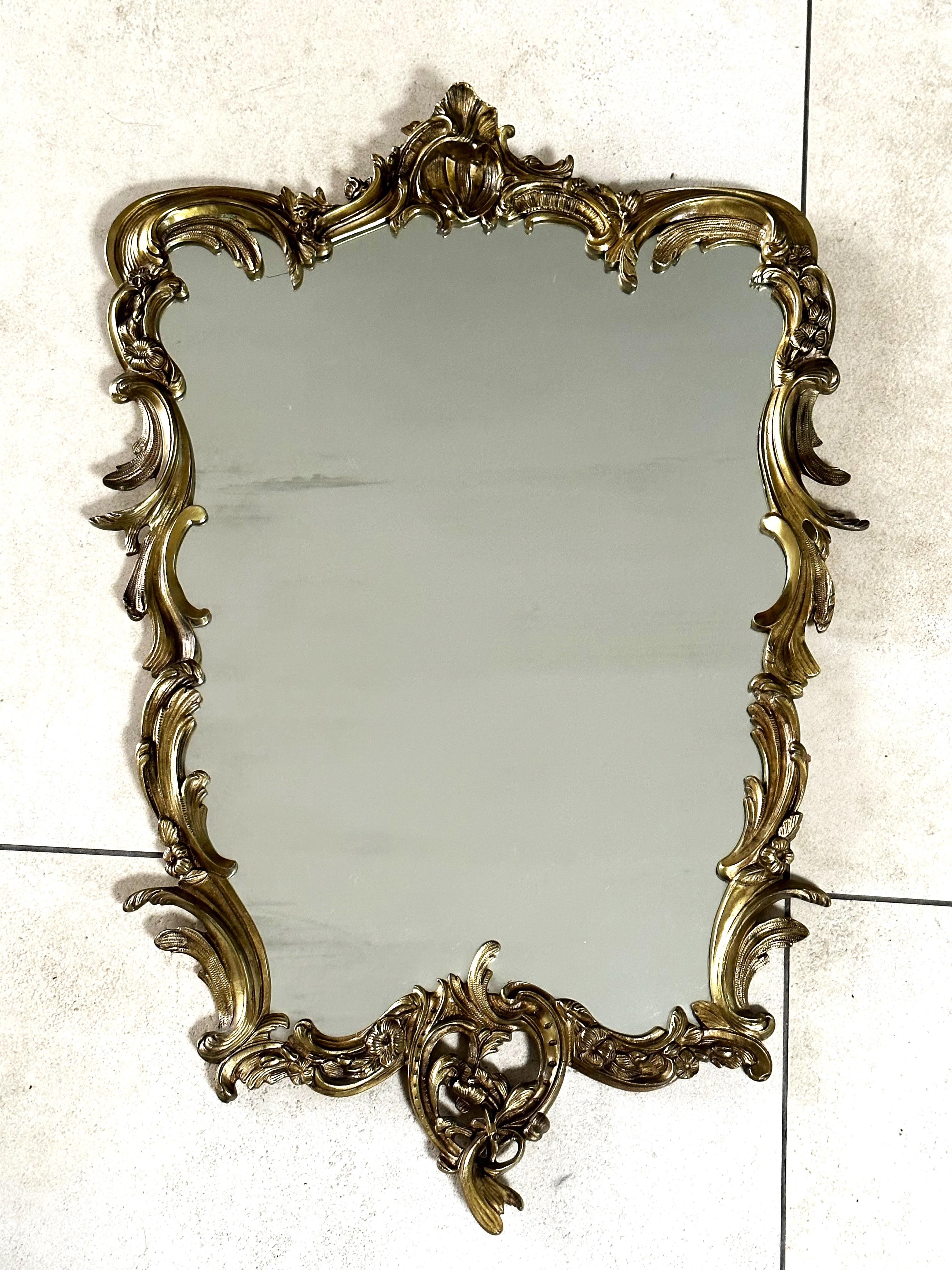 Miroir baroque en laiton massif de style Louis XV, France en vente 5