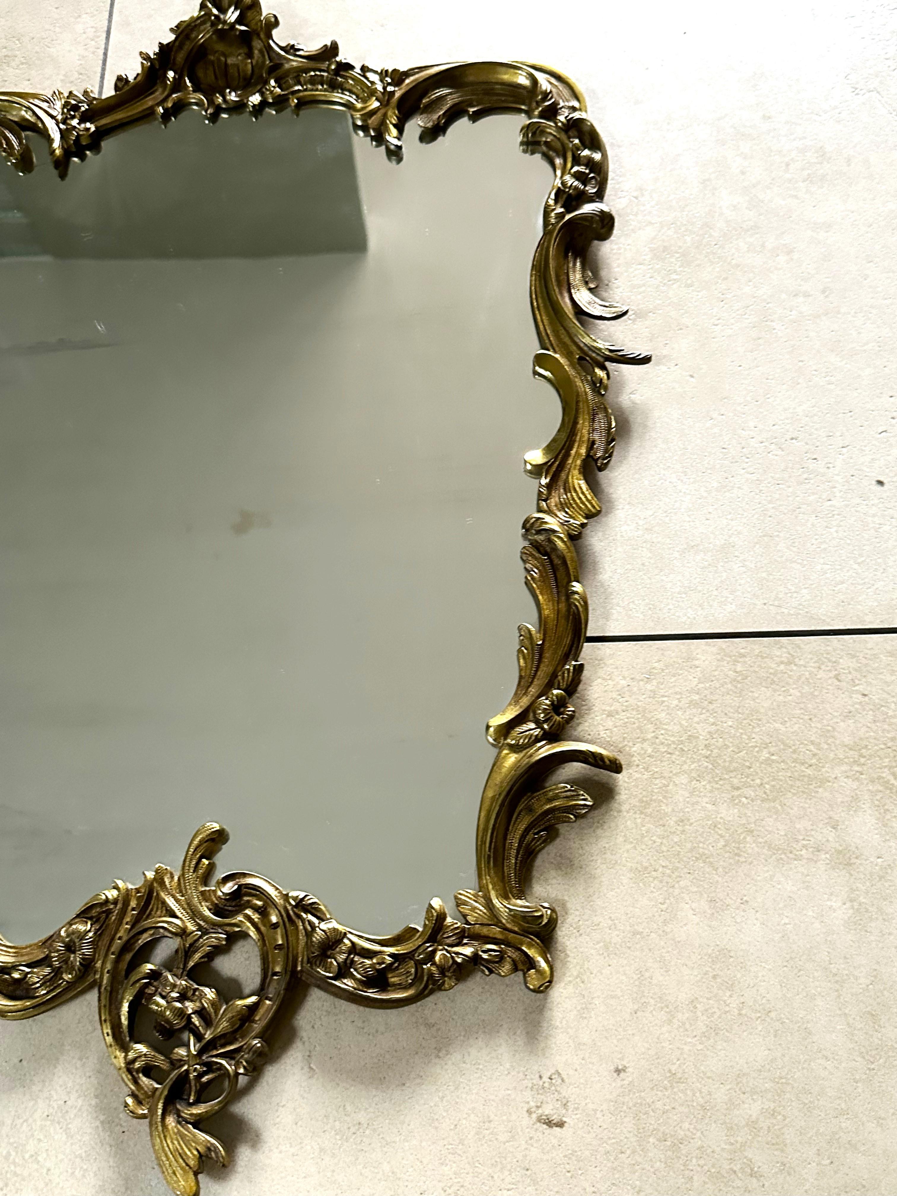 Miroir baroque en laiton massif de style Louis XV, France Bon état - En vente à Saarbruecken, DE