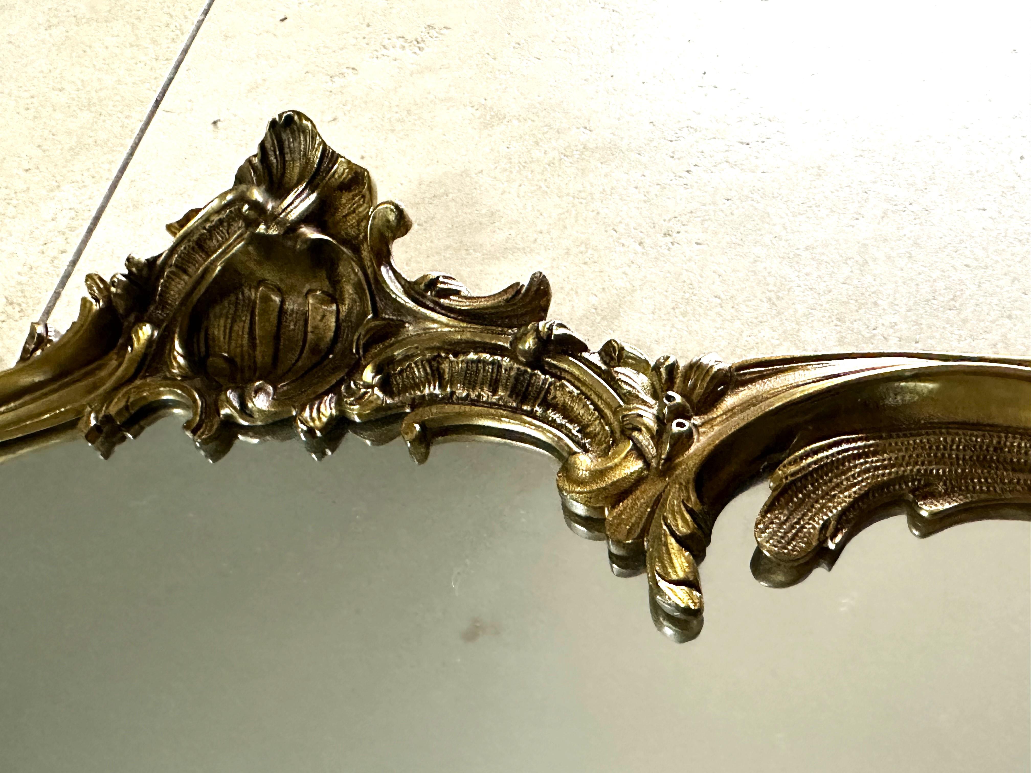 Milieu du XXe siècle Miroir baroque en laiton massif de style Louis XV, France en vente