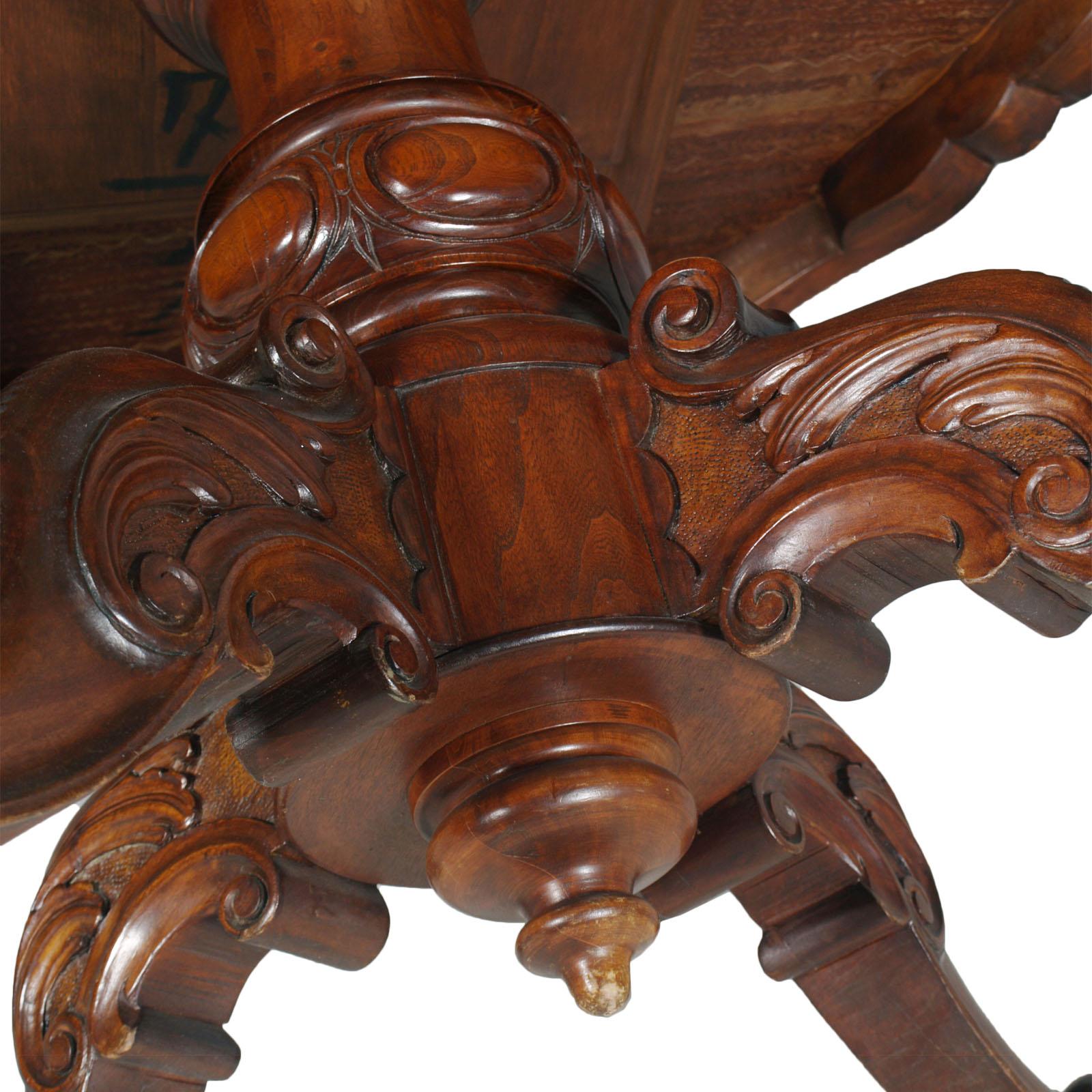 Runder Barocktisch Sorrento mit Intarsien aus Nussbaumholz, geschnitzt, gewachst poliert im Angebot 6