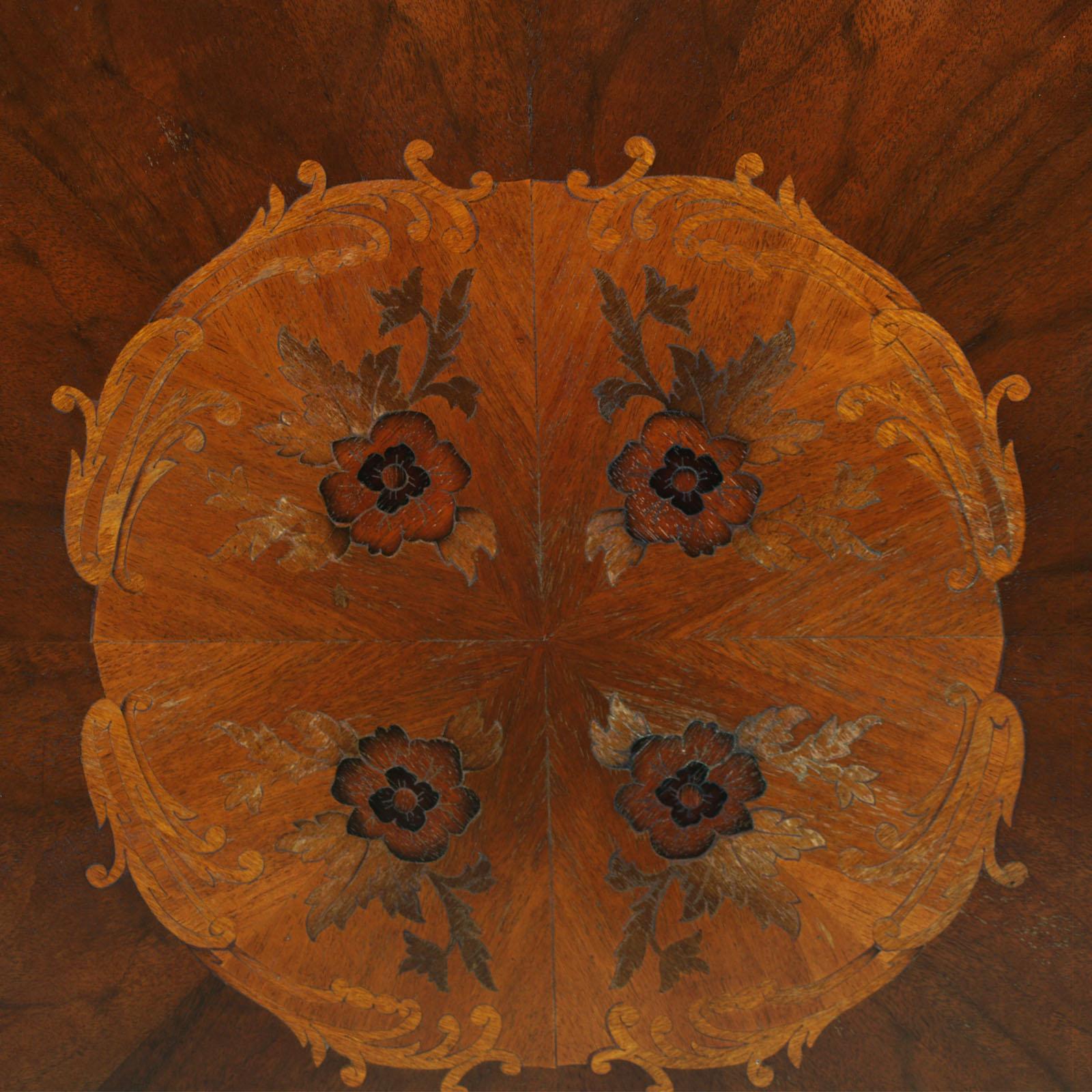 Runder Barocktisch Sorrento mit Intarsien aus Nussbaumholz, geschnitzt, gewachst poliert im Angebot 8