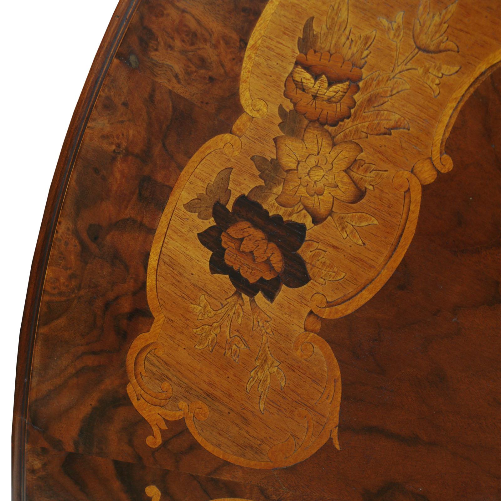 Runder Barocktisch Sorrento mit Intarsien aus Nussbaumholz, geschnitzt, gewachst poliert im Angebot 9