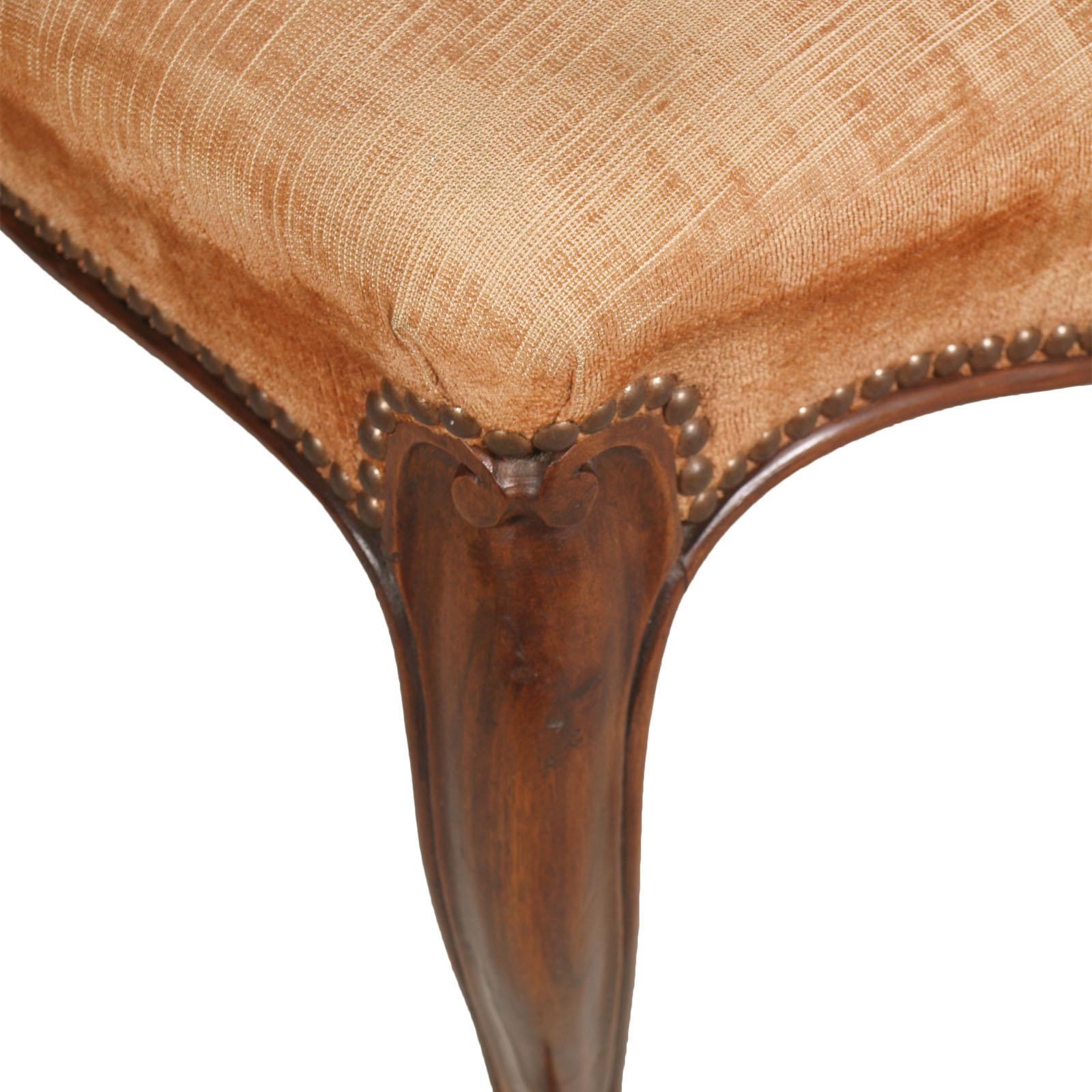 Runder Barocktisch Sorrento mit Intarsien aus Nussbaumholz, geschnitzt, gewachst poliert (20. Jahrhundert) im Angebot
