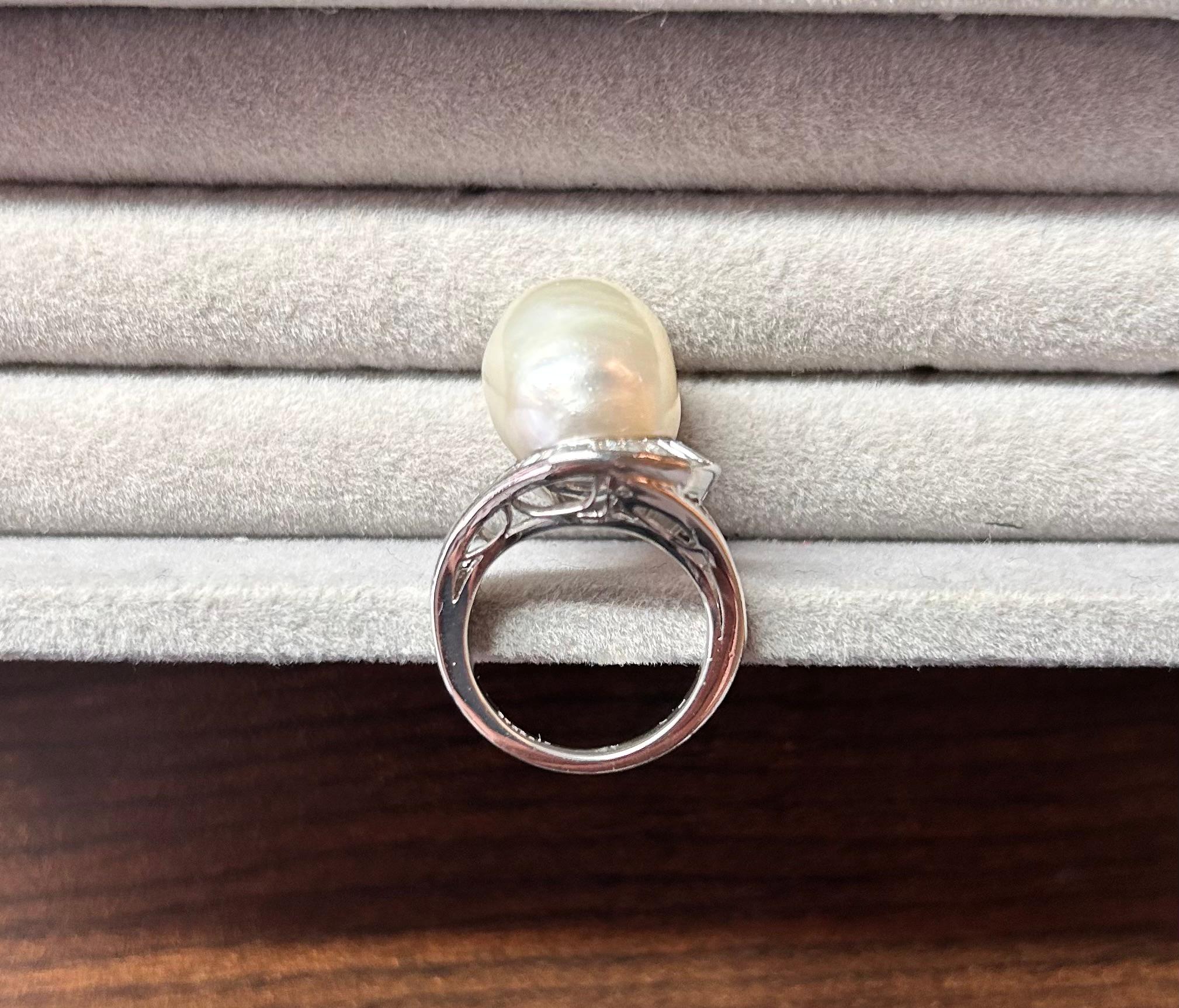 Baroque South Sea Pearl and Baguette cut diamond Ring set in Platinum In Good Condition For Sale In New York, NY