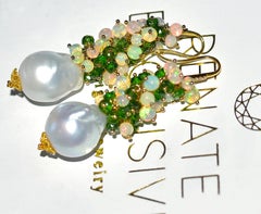 Orecchini barocchi di perle dei mari del sud, diopside di cromo e opale in oro 14K