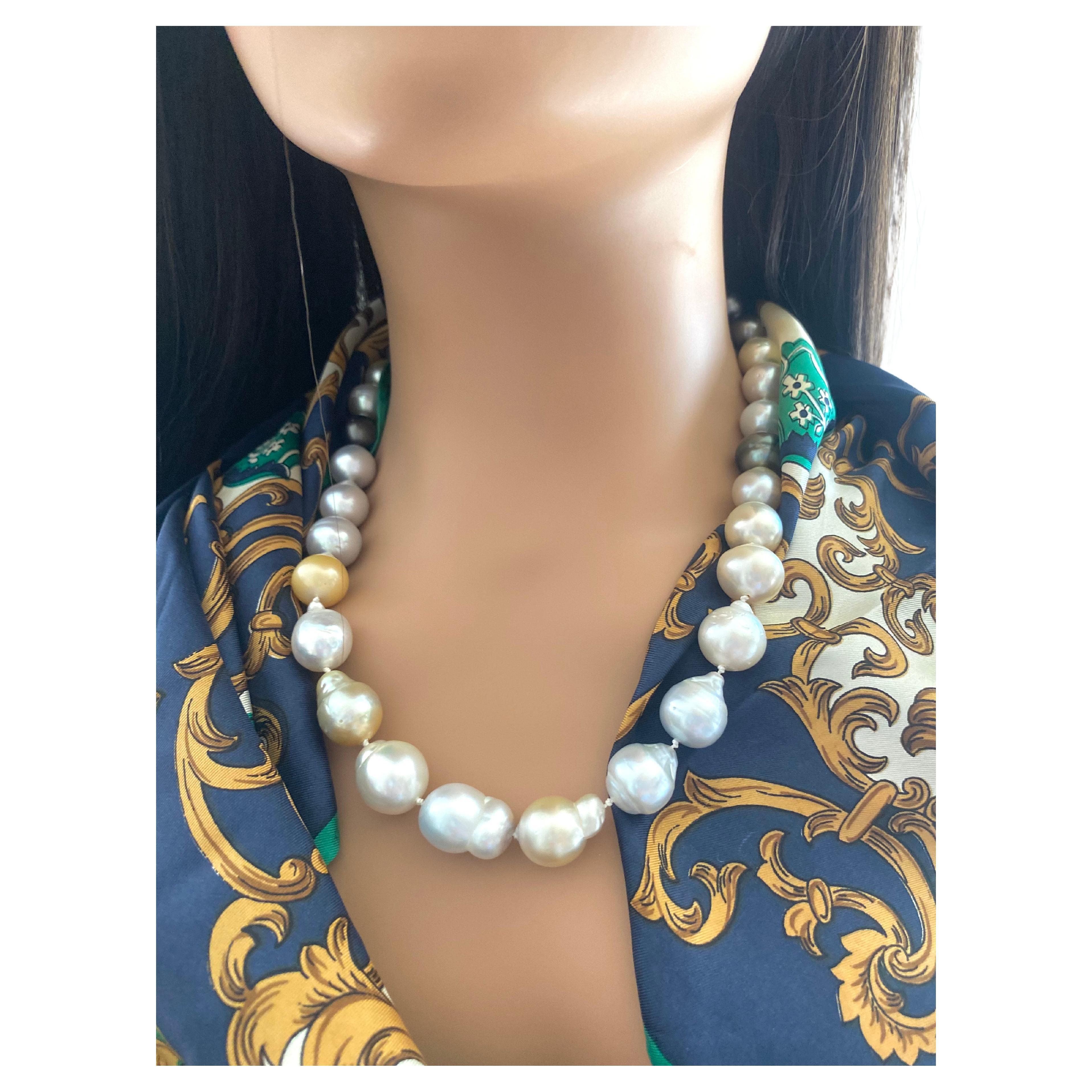 
Impresionante collar de perlas barrocas multicolores de los Mares del Sur, grises, plateadas, crema y blancas sin teñir. 
30 perlas barrocas, cada perla es única. El collar está rematado con un cierre redondo de bola de oro amarillo de 14k. El