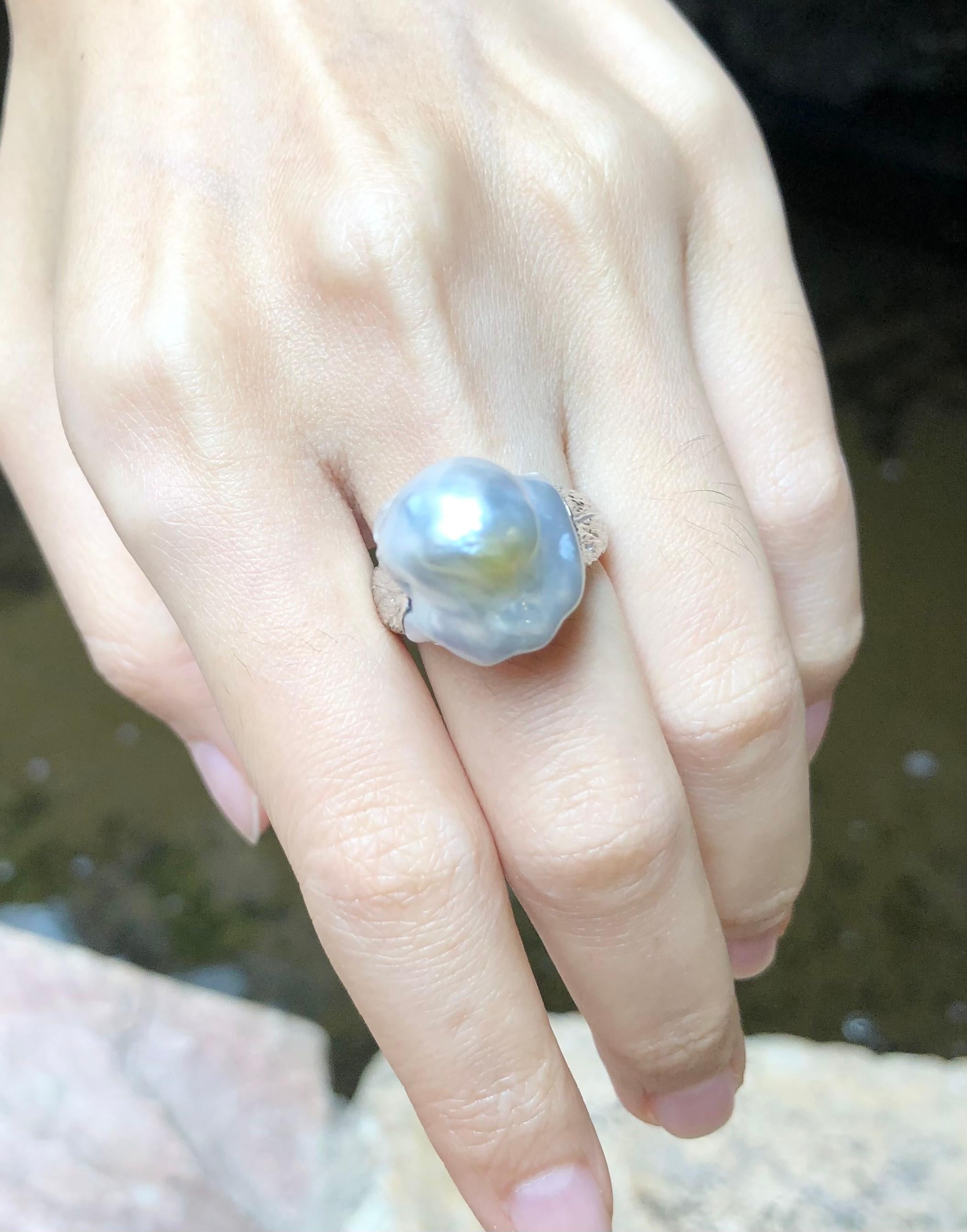 Baroque South Sea Pearl Ring Set in 18 Karat White Gold Settings In New Condition For Sale In Bangkok, TH