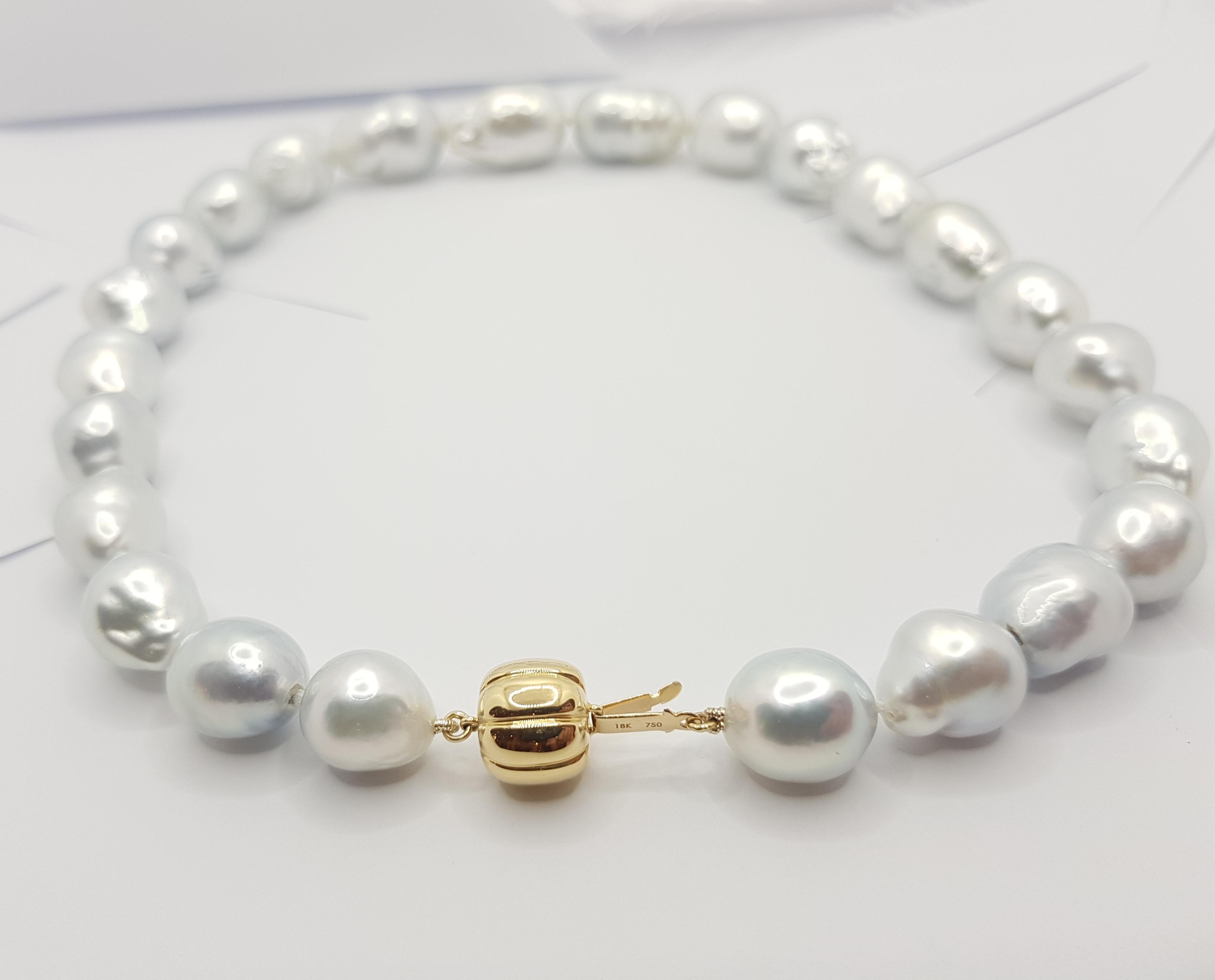 Baroque South Sea Pearl with 18 Karat Gold Clasp In New Condition For Sale In Bangkok, TH