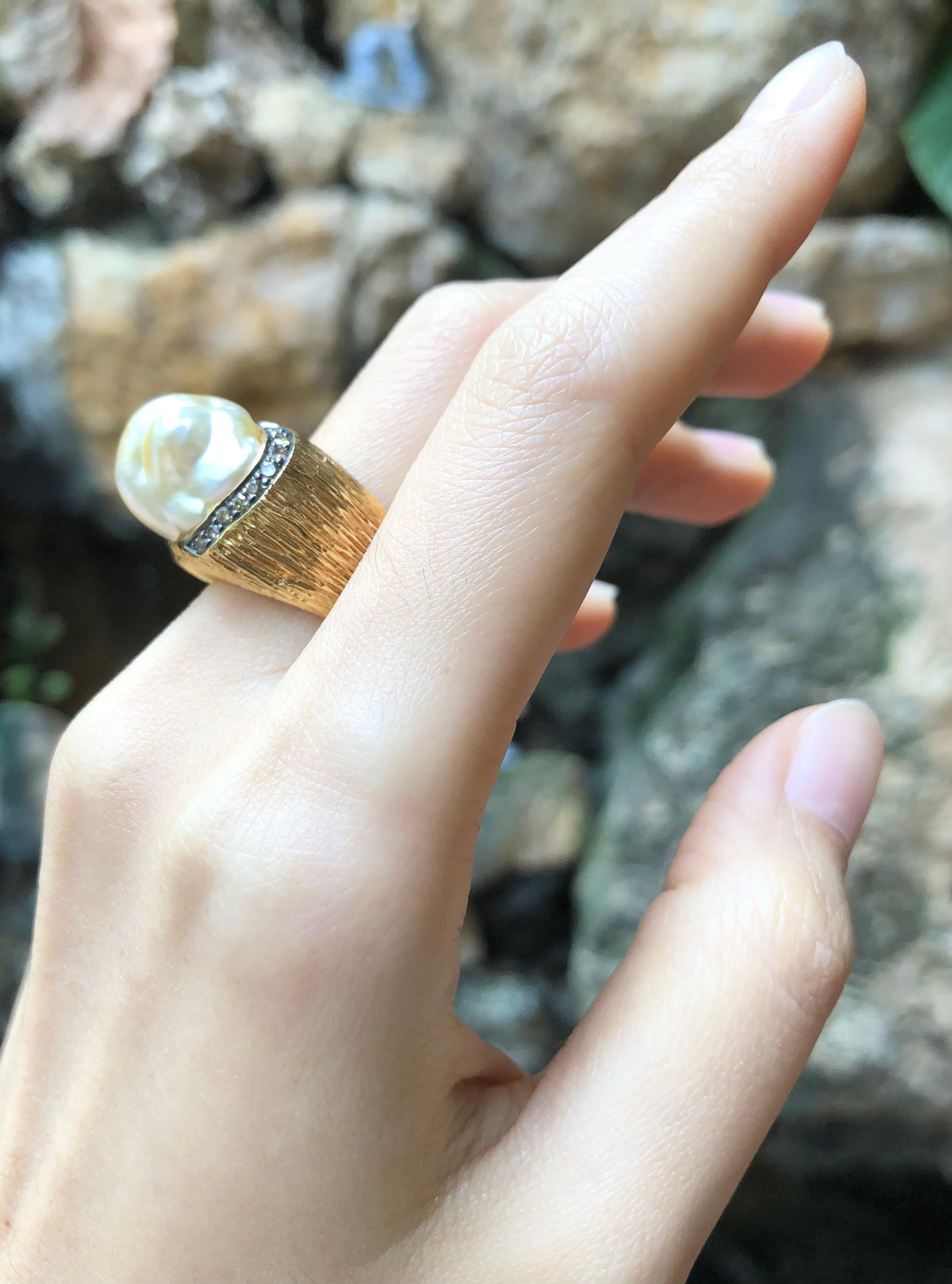 Pearl with Diamond 0.46 carat Ring set in 18 Karat Gold Settings

Width:  2.0 cm 
Length: 1.4 cm
Ring Size: 54
Total Weight: 19.15 grams

