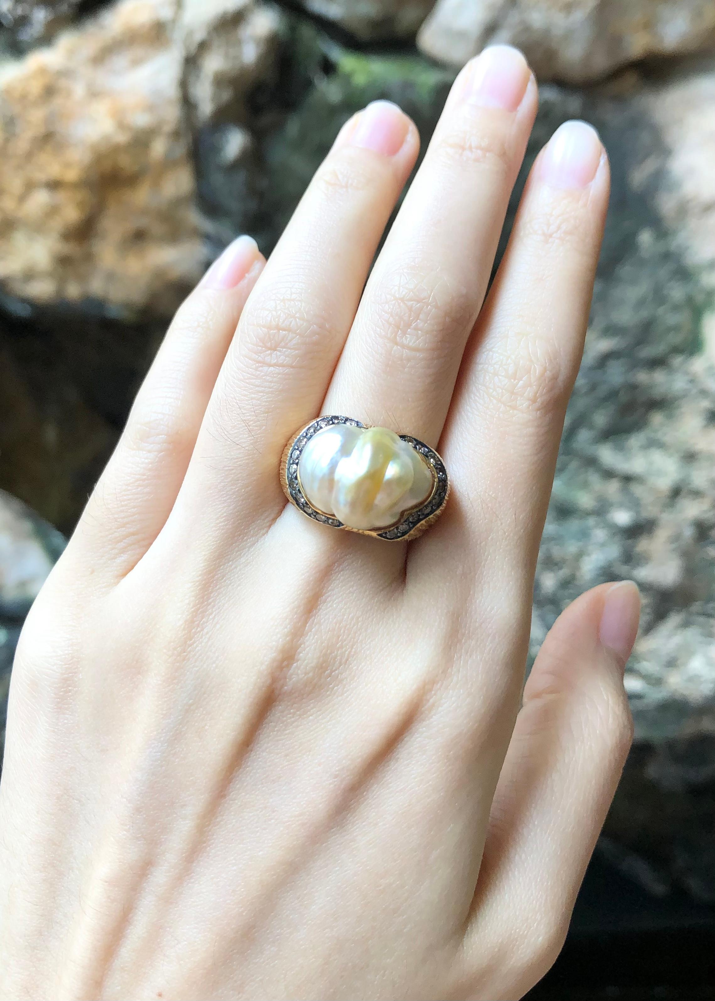 Baroque South Sea Pearl with Brown Diamond Ring Set in 18 Karat Gold Settings In New Condition For Sale In Bangkok, TH