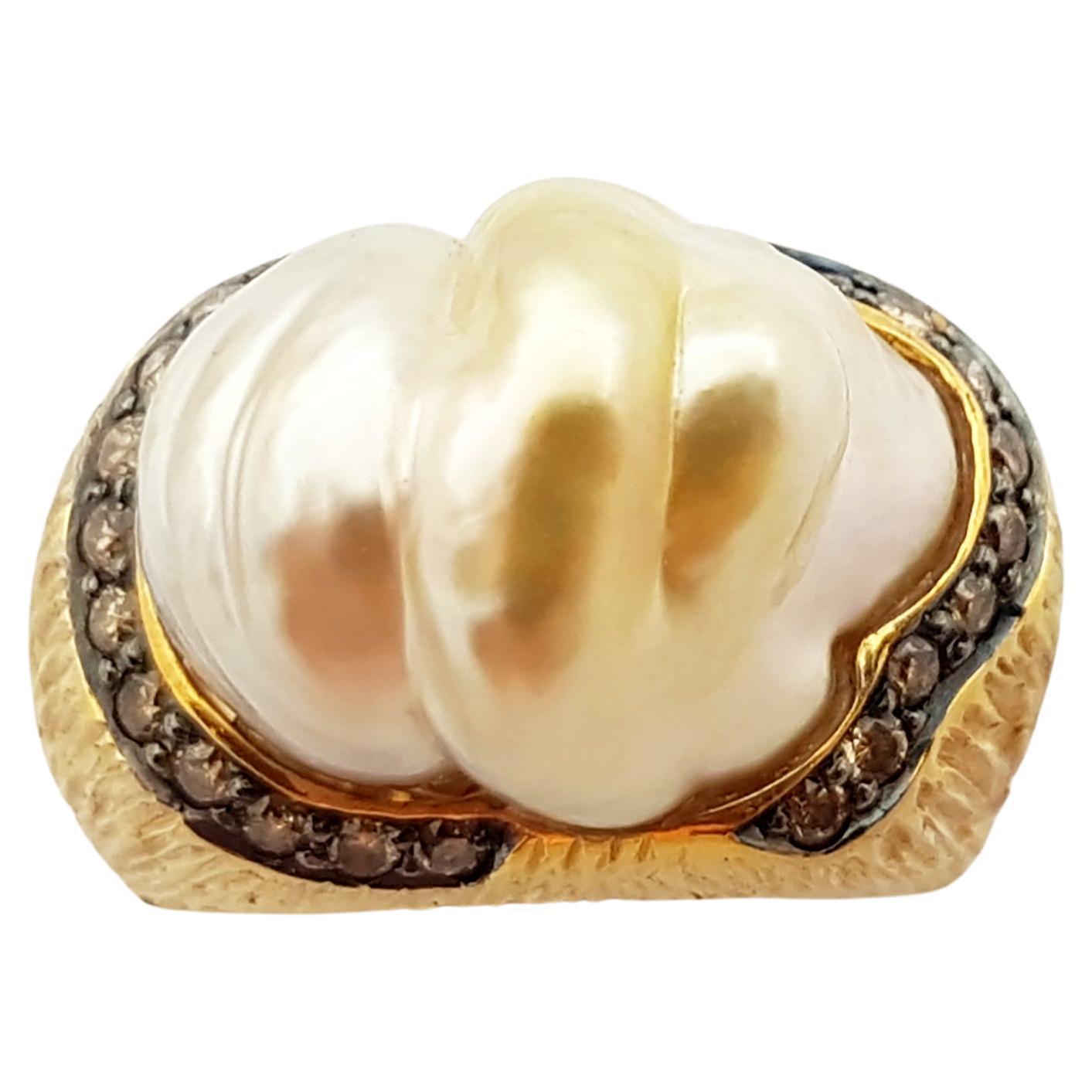 Barocker Südseeperlen-Ring mit braunem Diamant in 18 Karat Goldfassung