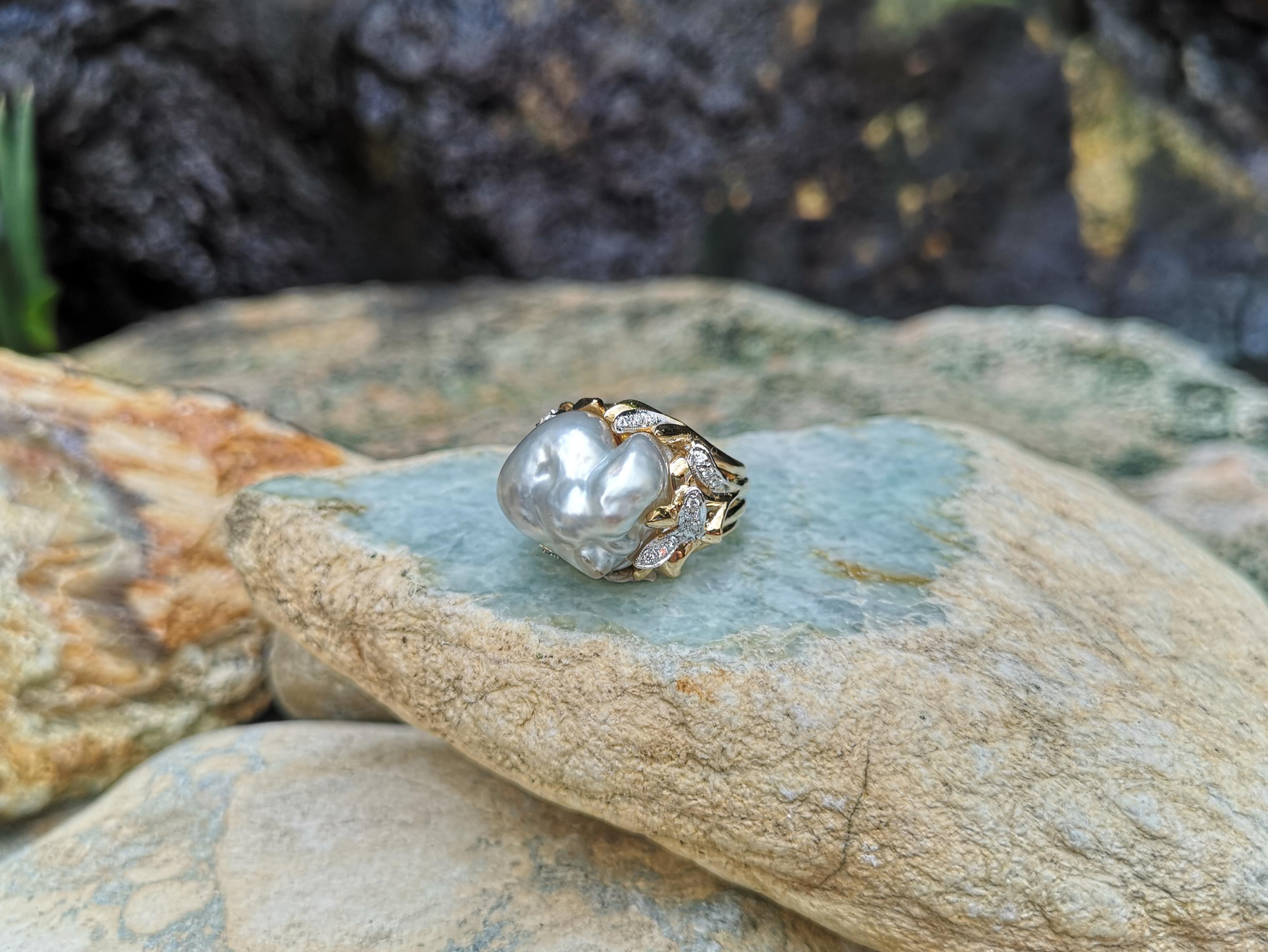 Baroque South Sea Pearl with Diamond Ring Set in 18 Karat Gold Settings For Sale 3