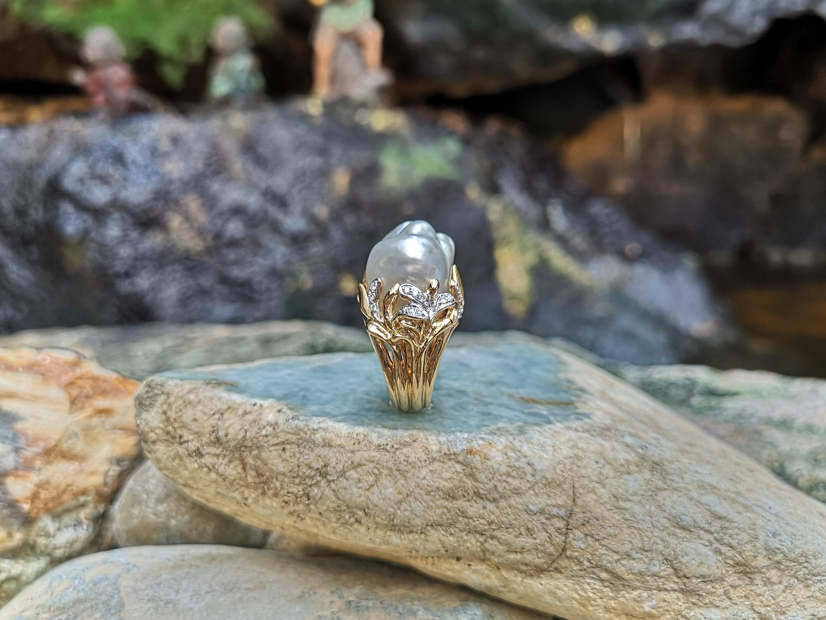 Baroque South Sea Pearl with Diamond Ring Set in 18 Karat Gold Settings In New Condition For Sale In Bangkok, TH