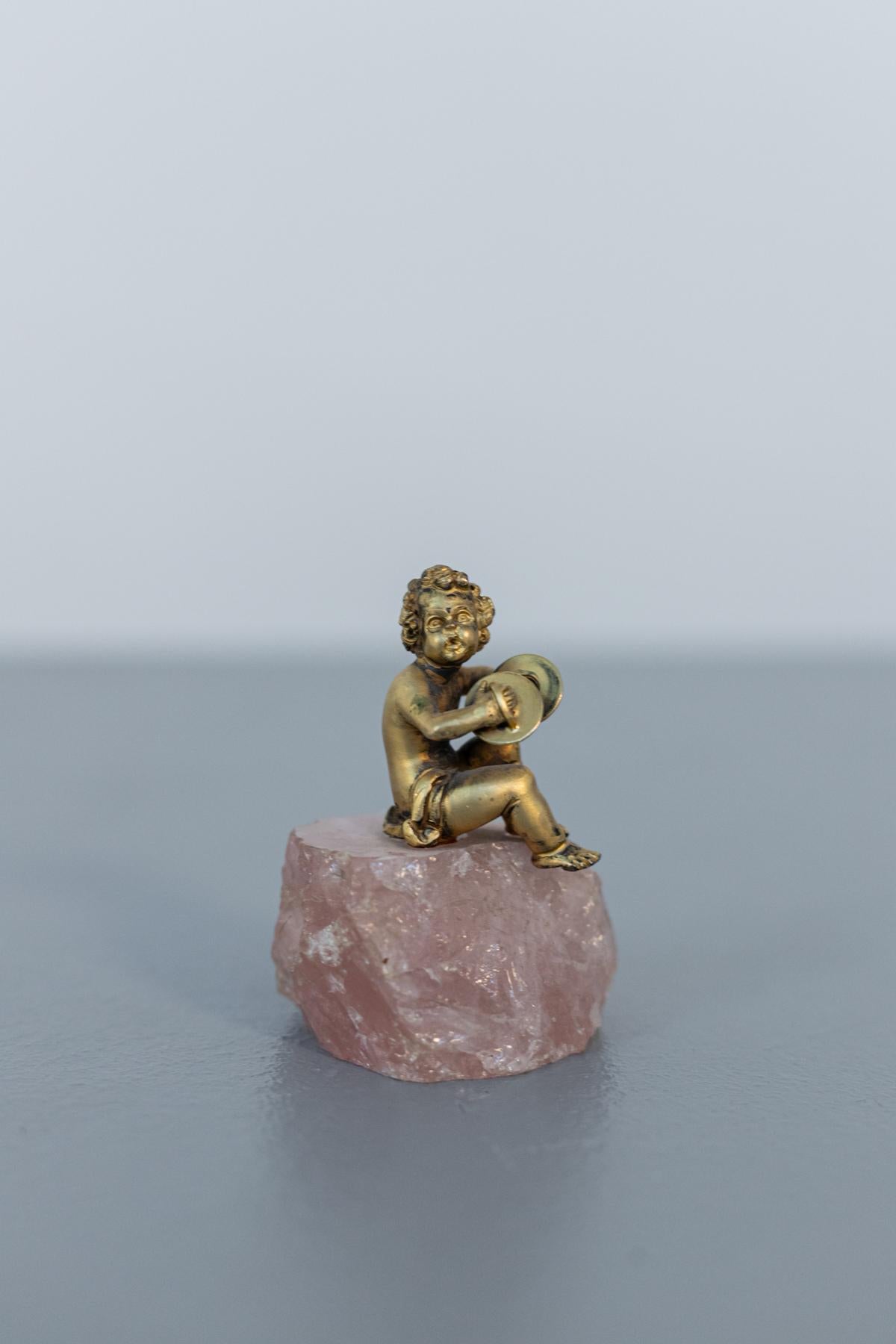 Estatua barroca de querubín de plata sobre cuarzo rosa Barroco en venta