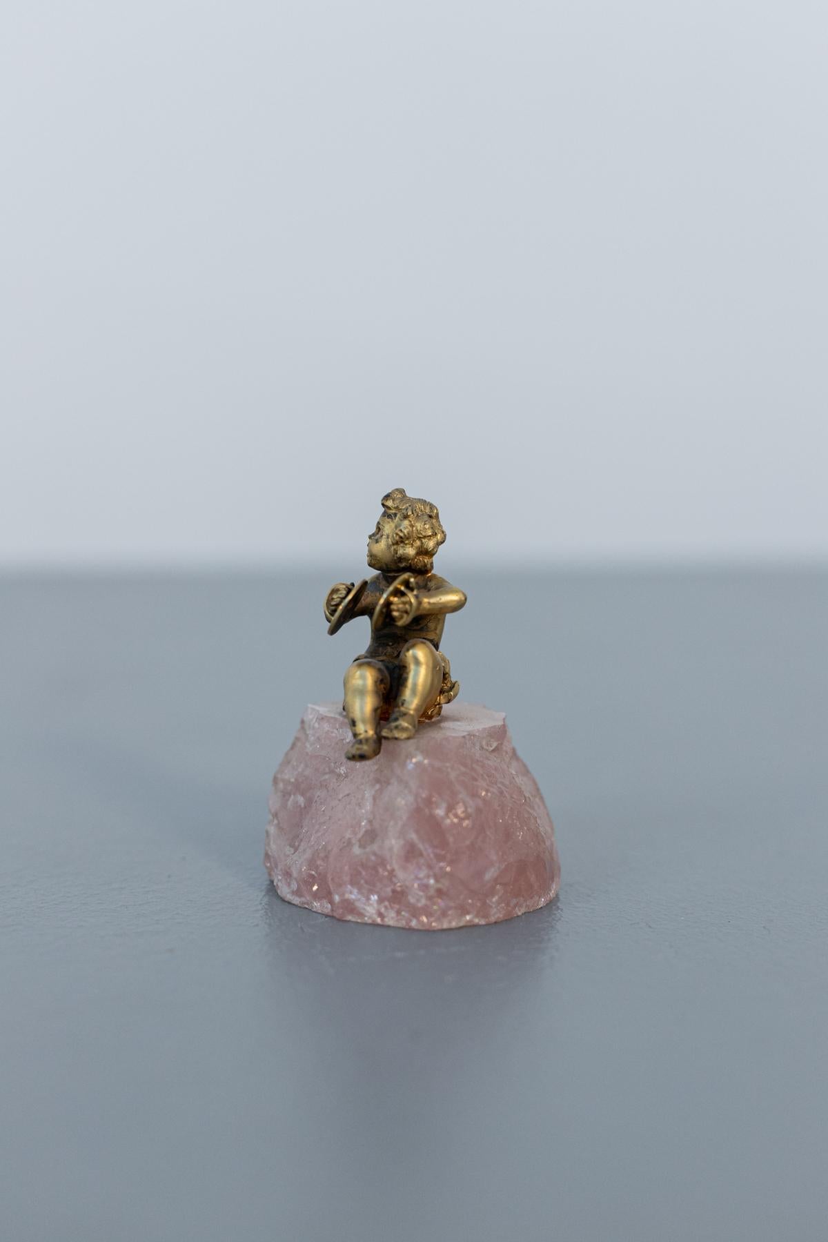 Estatua barroca de querubín de plata sobre cuarzo rosa Italiano en venta