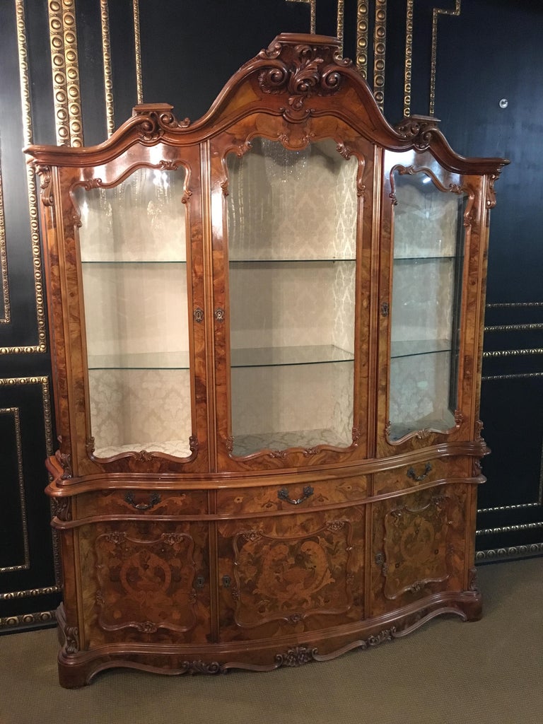 Baroque Stil Glas Display Walnut with Floral Inlays For Sale at