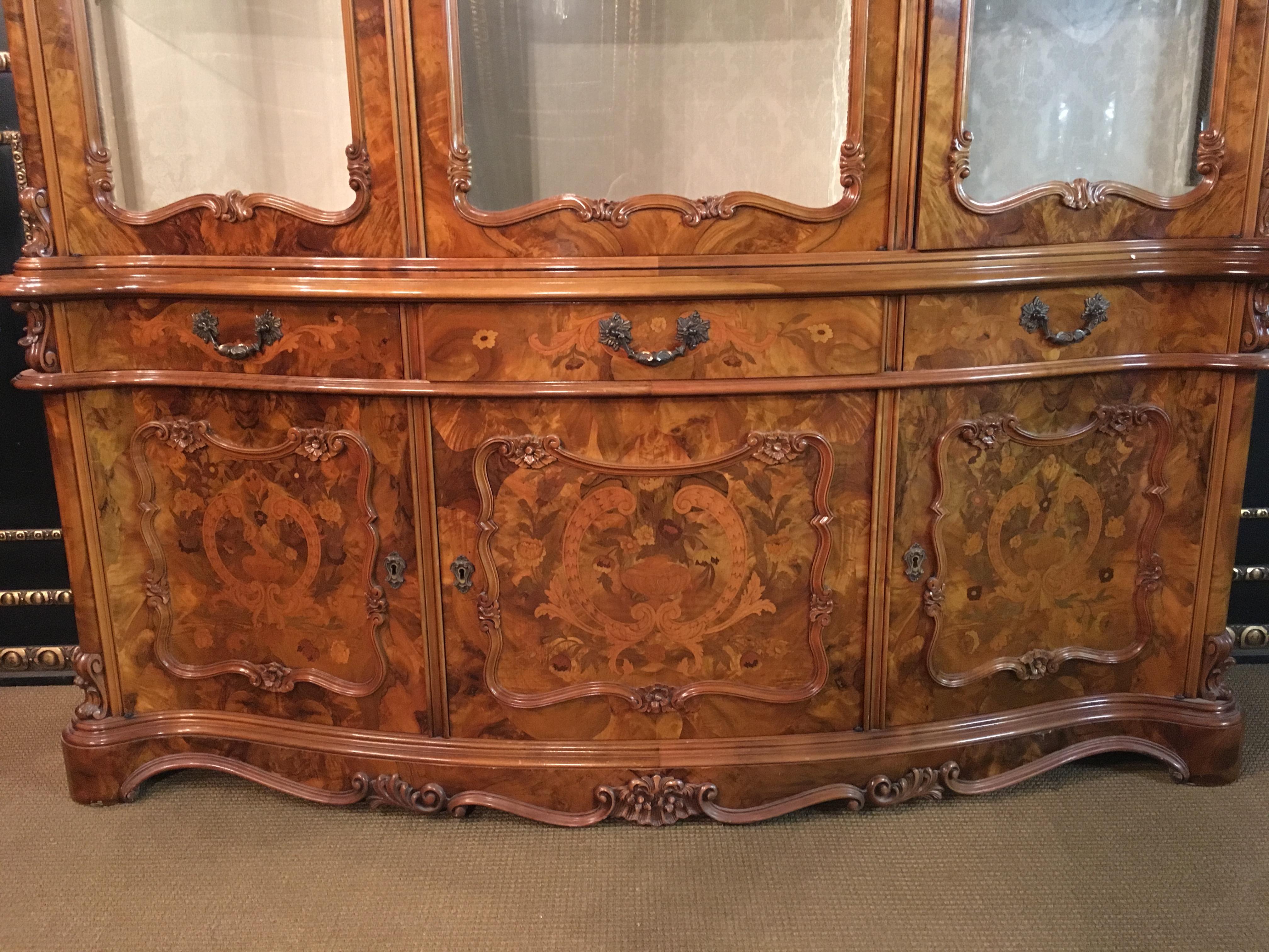 Italian Baroque Stil Glas Display Cabinet Walnut with Floral Inlays