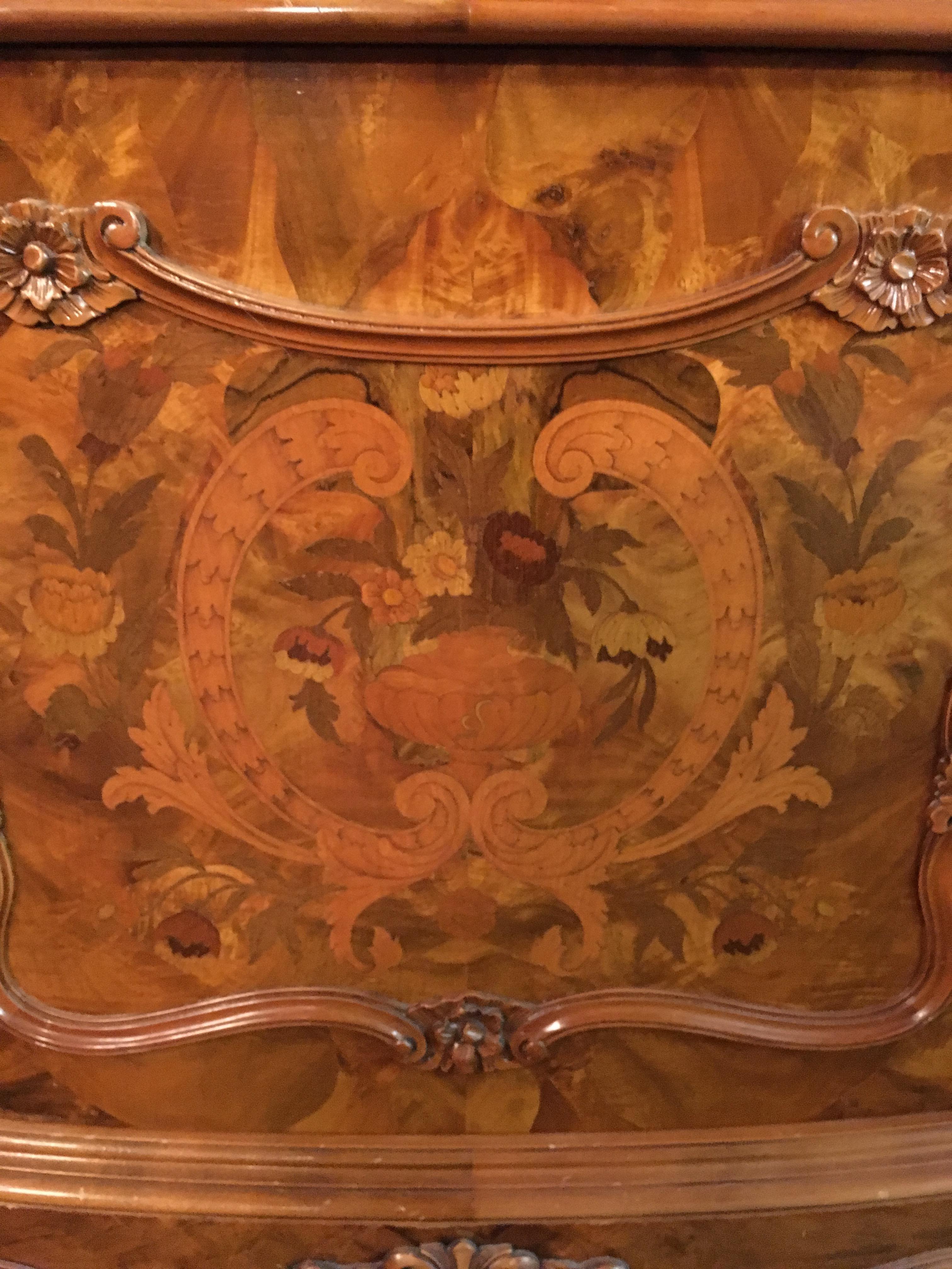 20th Century Baroque Stil Glas Display Cabinet Walnut with Floral Inlays