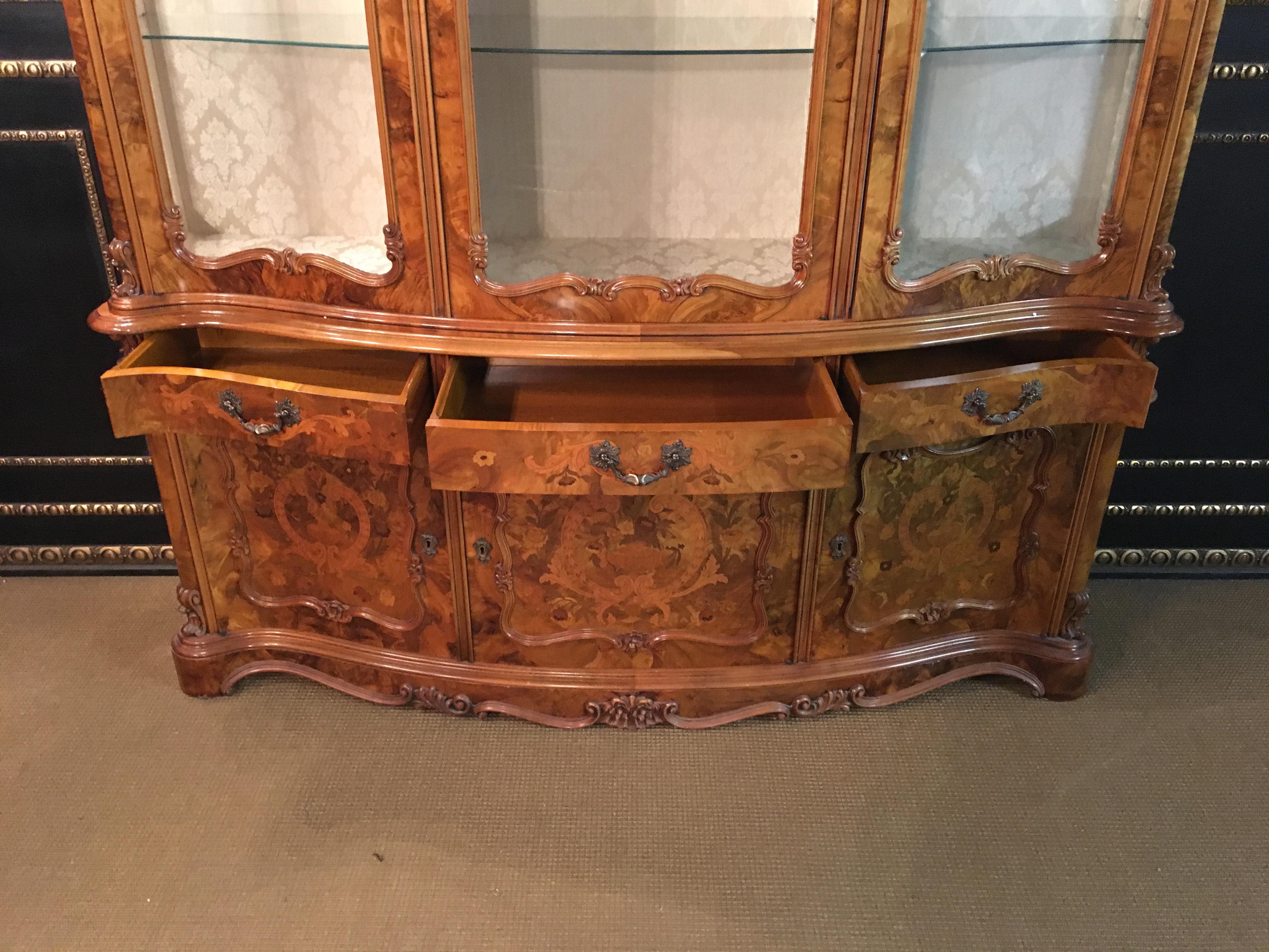 Baroque Stil Glas Display Cabinet Walnut with Floral Inlays 2