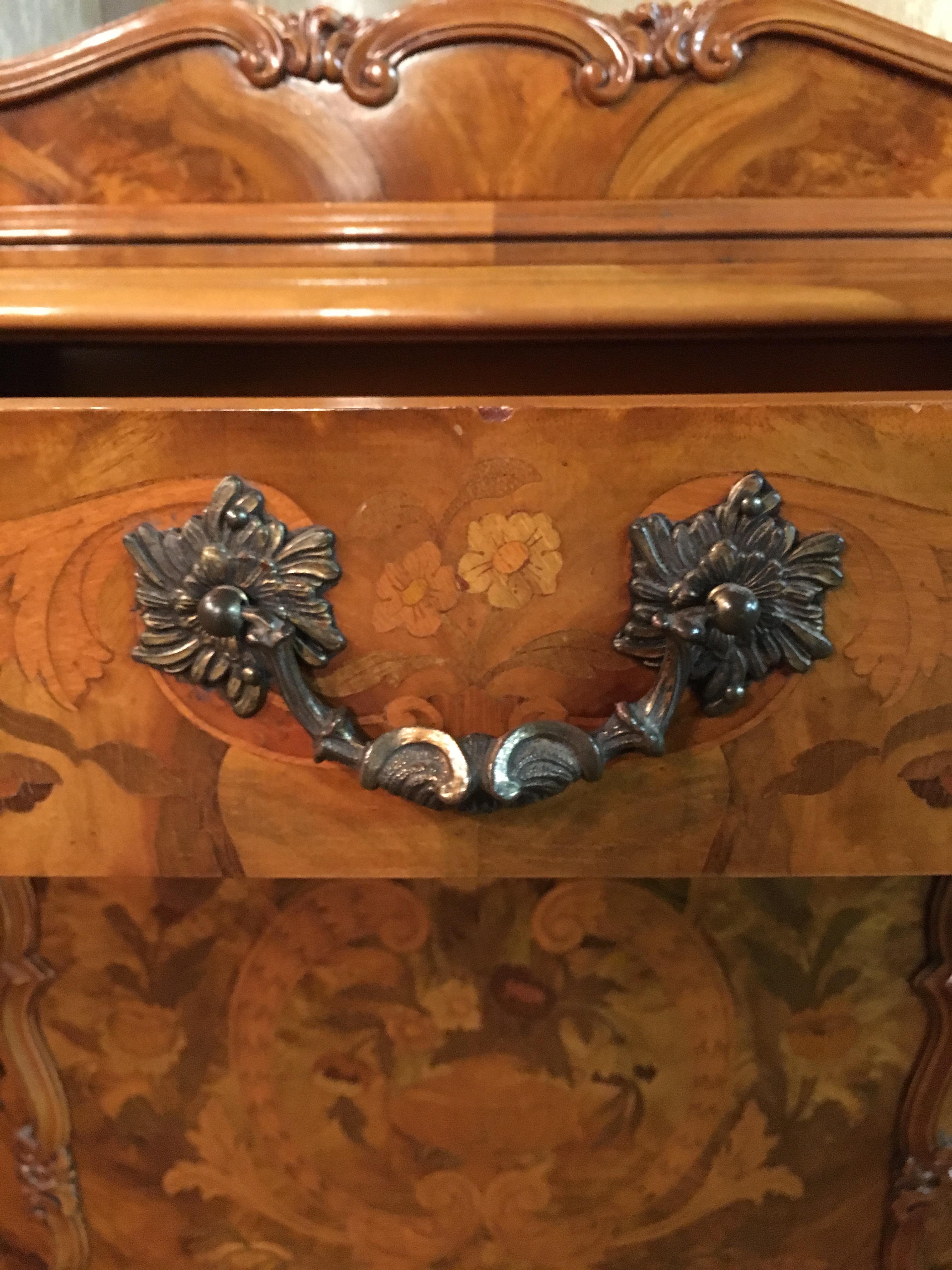 Baroque Stil Glas Display Cabinet Walnut with Floral Inlays 3