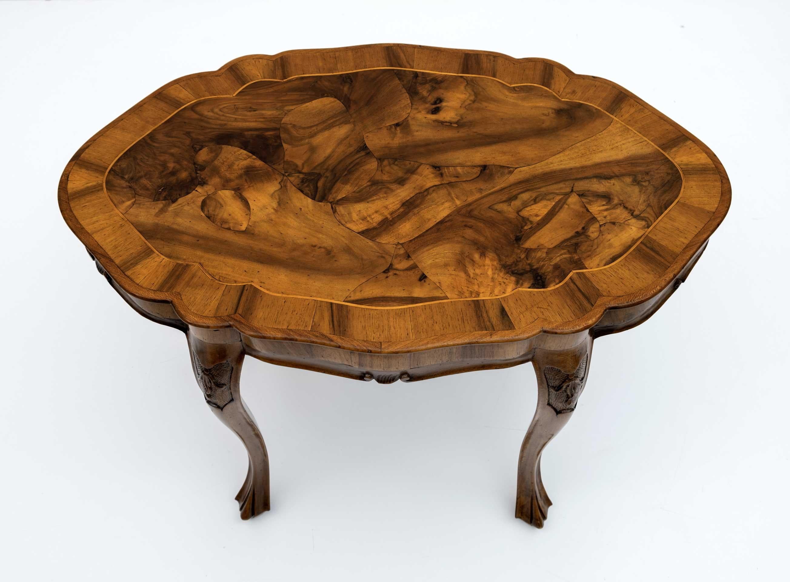 Baroque Style 20th Century Italian Walnut Coffee Table In Good Condition For Sale In Puglia, Puglia