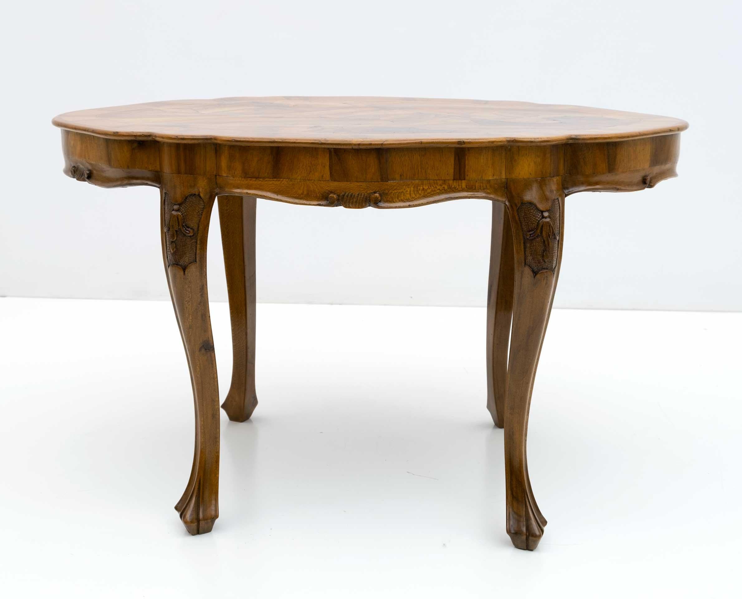 Noyer Table basse en noyer italienne du 20e siècle de style baroque en vente