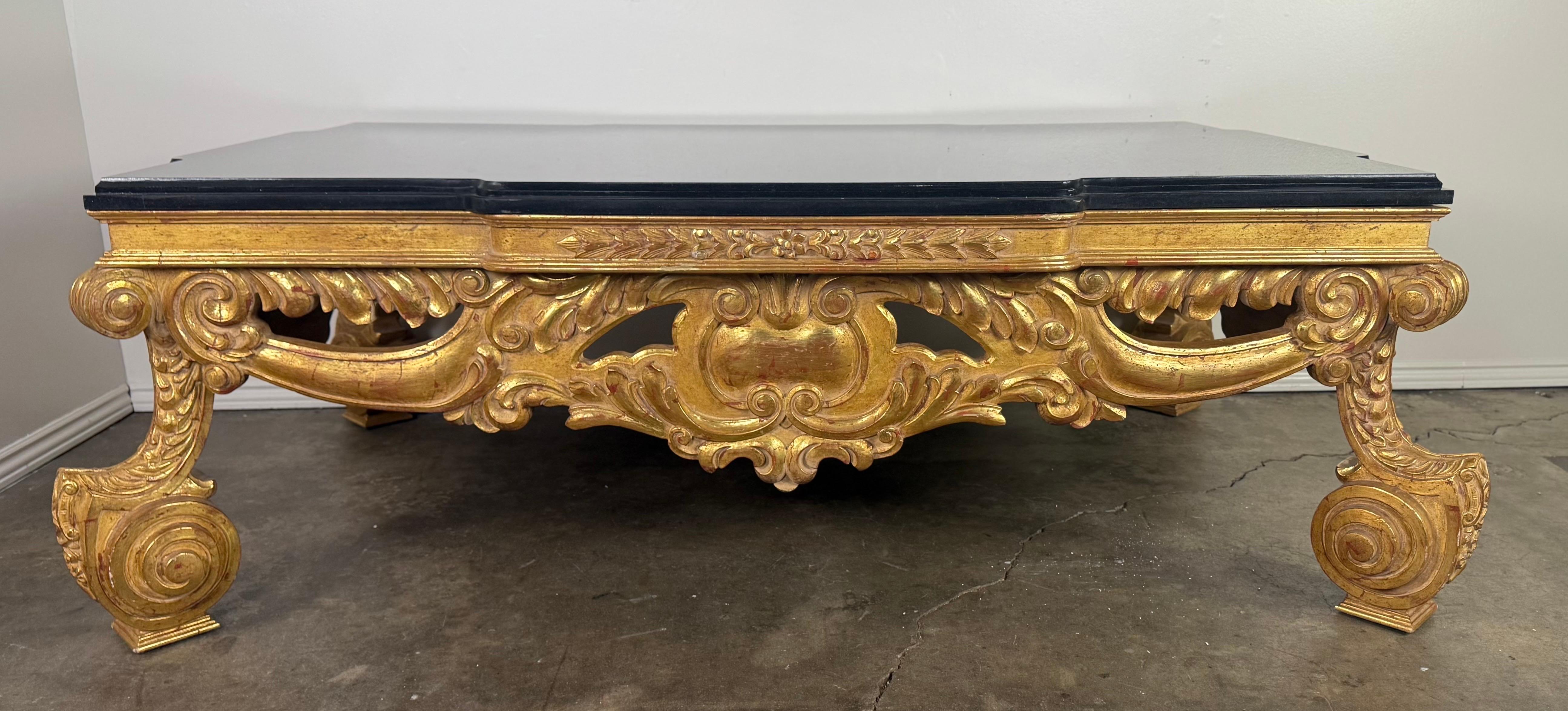 italien Baroque-Style 22K Gold Leaf Carved Coffee Table with Black Stone Top en vente
