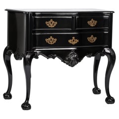 Comò bombato in stile barocco, laccato nero, con gambe intagliate e finiture metalliche