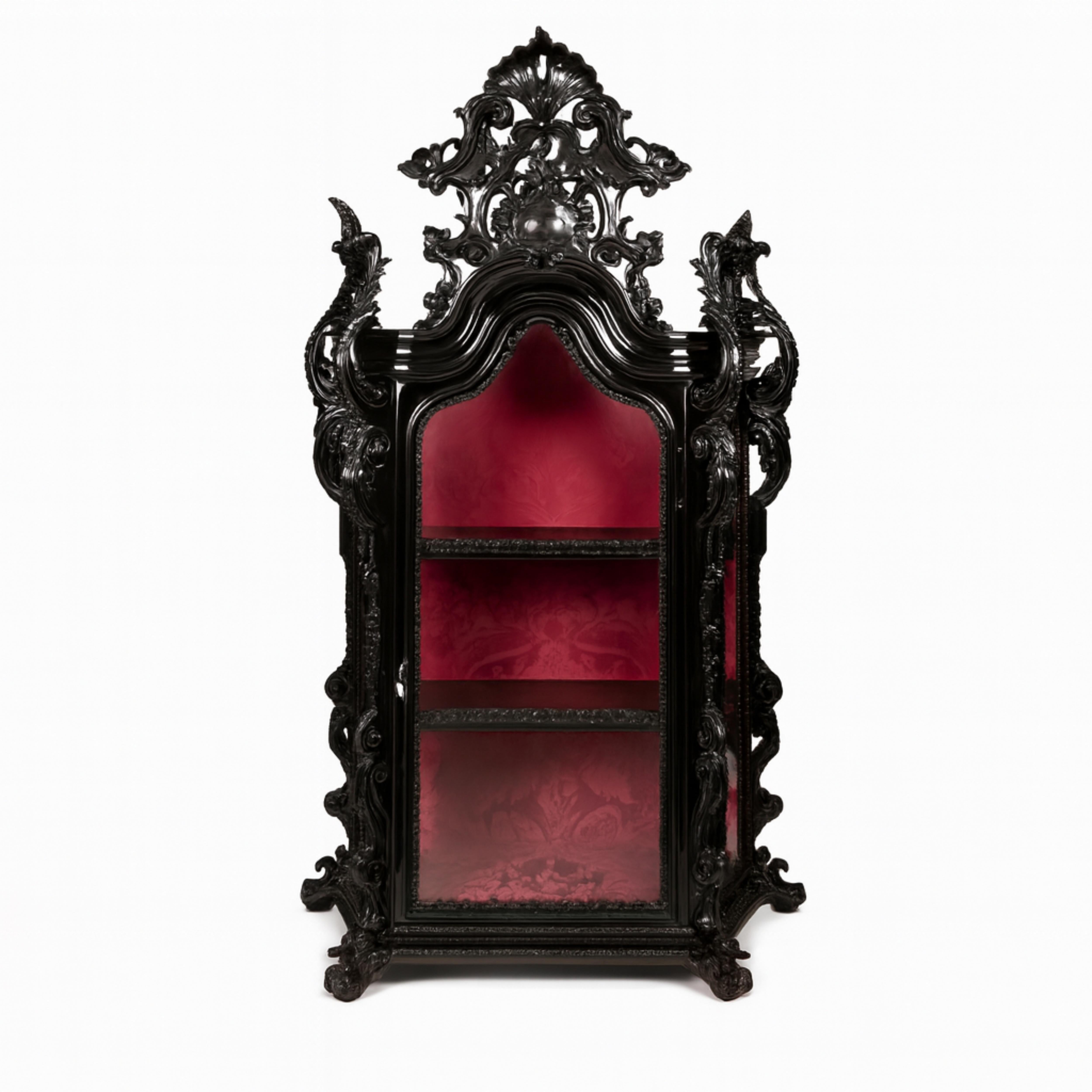 Una rara vetrina da oratorio laccata di nero e rifinita con  il corpo è sormontato da un'intelaiatura in cedro e noce riccamente intagliata, testate anteriori e laterali, porta e fianchi vetrati e incorniciati con ritagli curvilinei nei segmenti