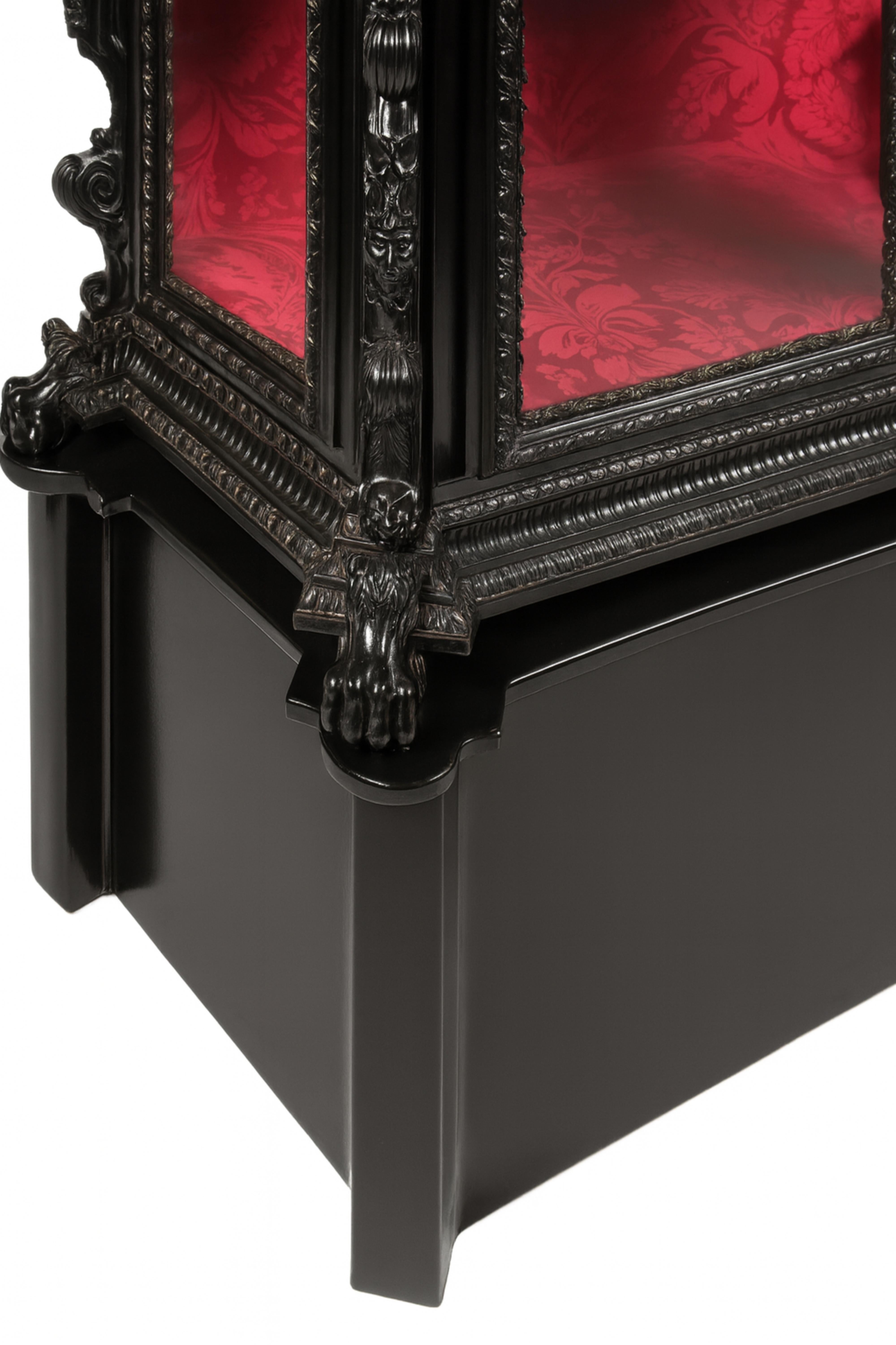 Ottone Vetrina in cedro laccato nero in stile barocco, XIX secolo in vendita