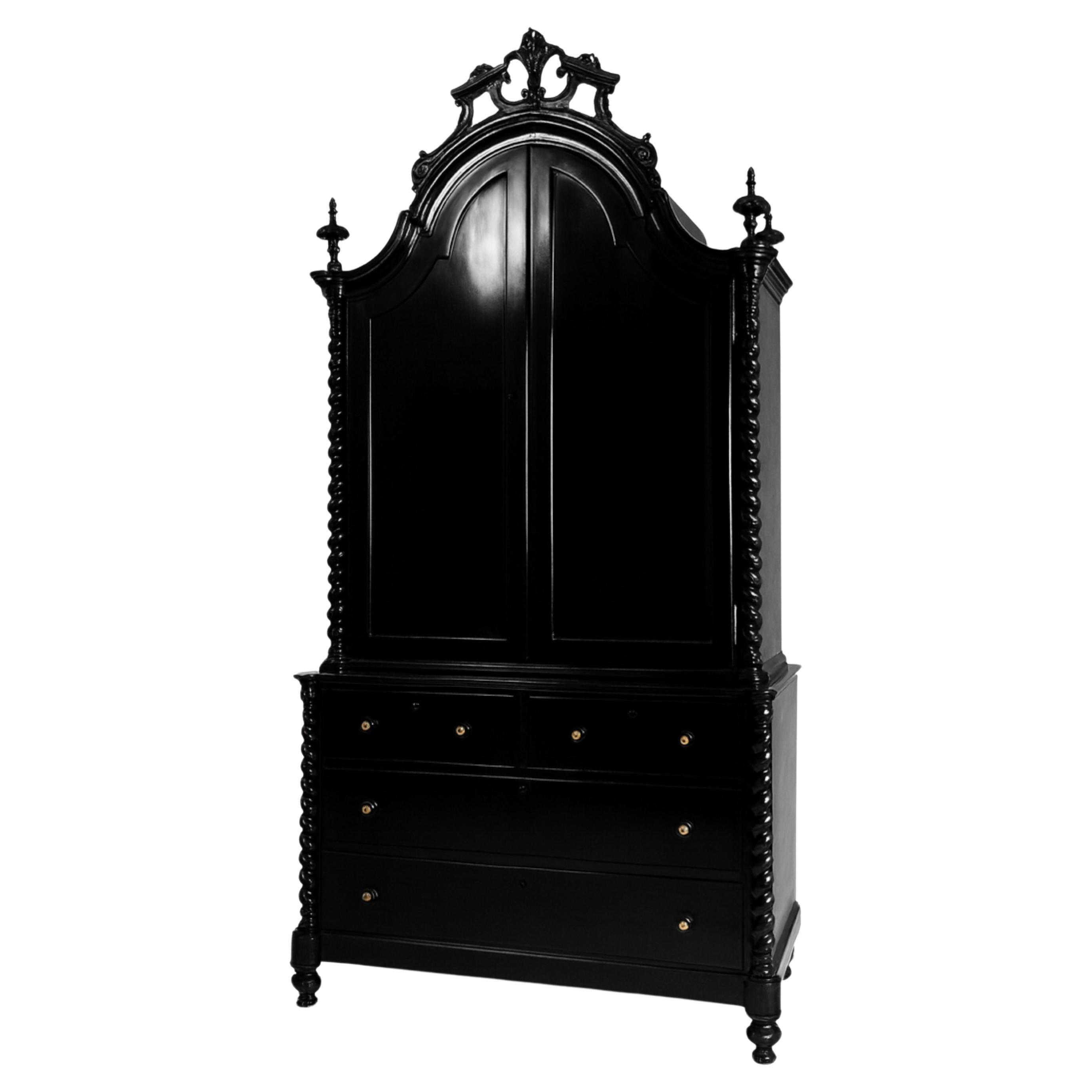 Una cassettiera oratoria decorata in lacca nera e rifinita, con due corpi, due porte e vari intagli intricati. Il corpo superiore della cassapanca presenta disegni intagliati, tagliati e ritagliati, tra cui motivi vegetali, motivi sinuosi, pinne,