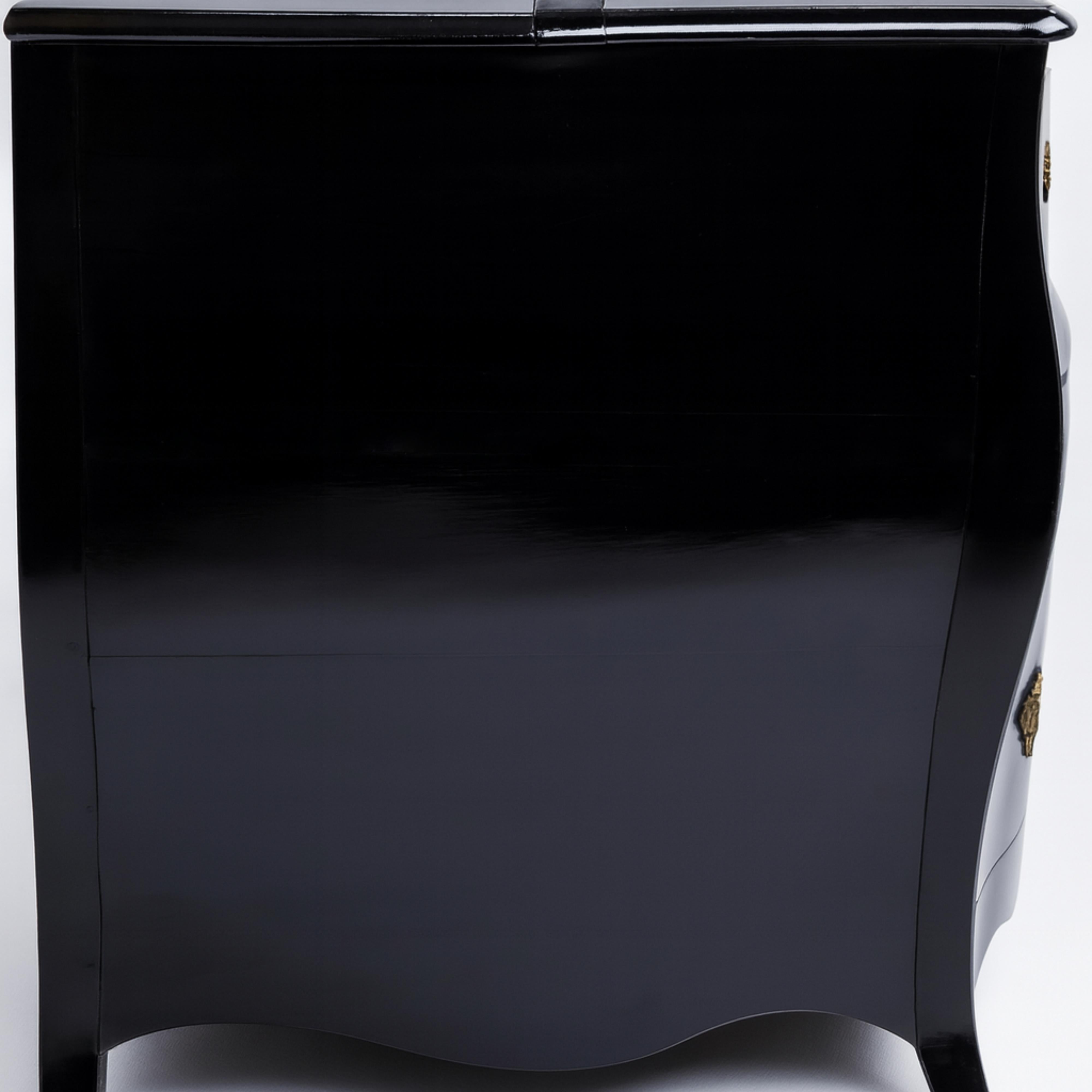 Comò in stile barocco della fine del XIX secolo, rifinito con lacca nera e dotato di tre ampi cassetti.