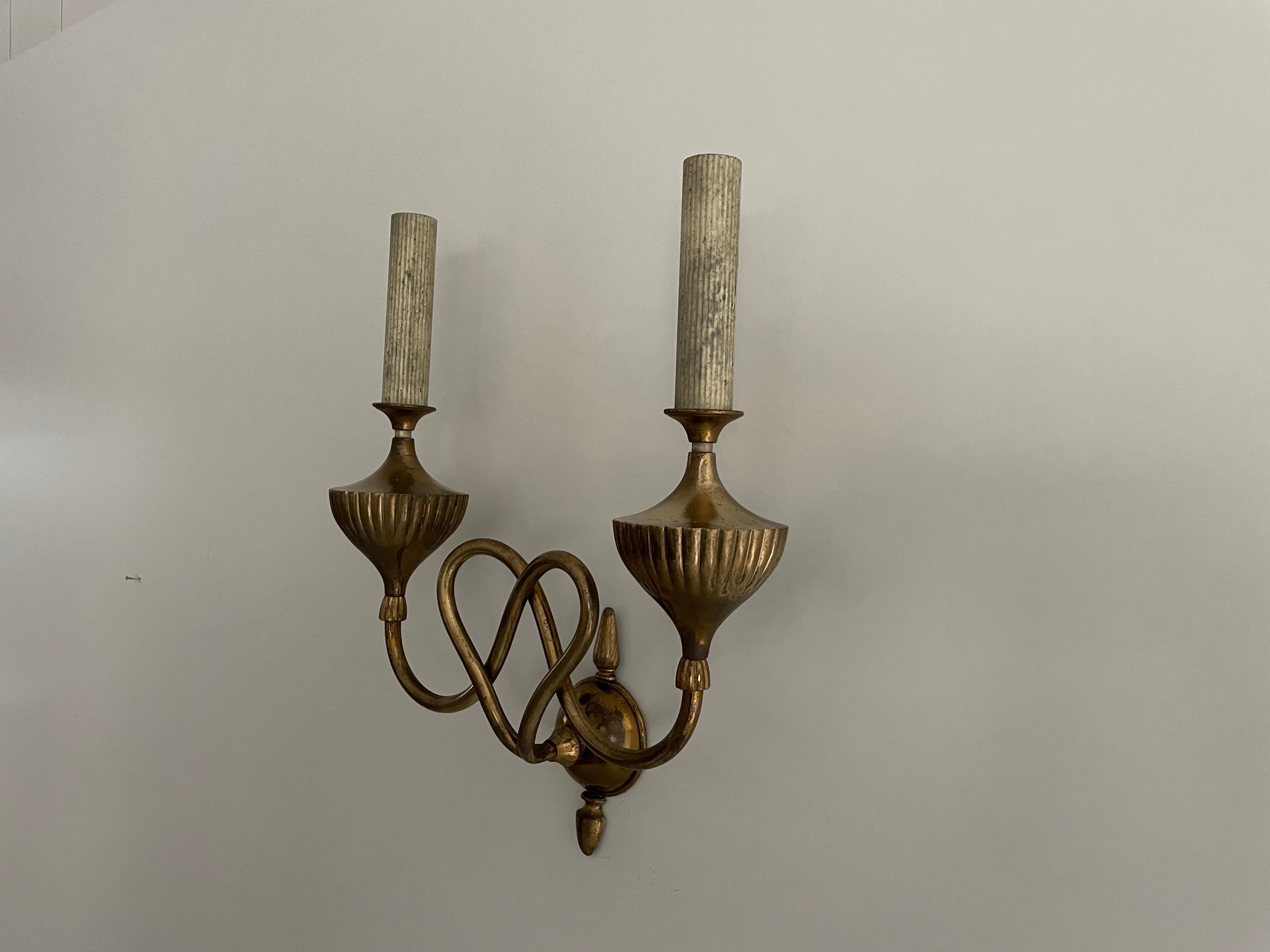 Lámpara de pared individual de latón de estilo barroco, años 50, Italia
 
La pantalla está en muy buen estado vintage.

Esta lámpara funciona con 2 bombillas E14. 
Con cable y apto para su uso con 220 V y 110 V para todos los
